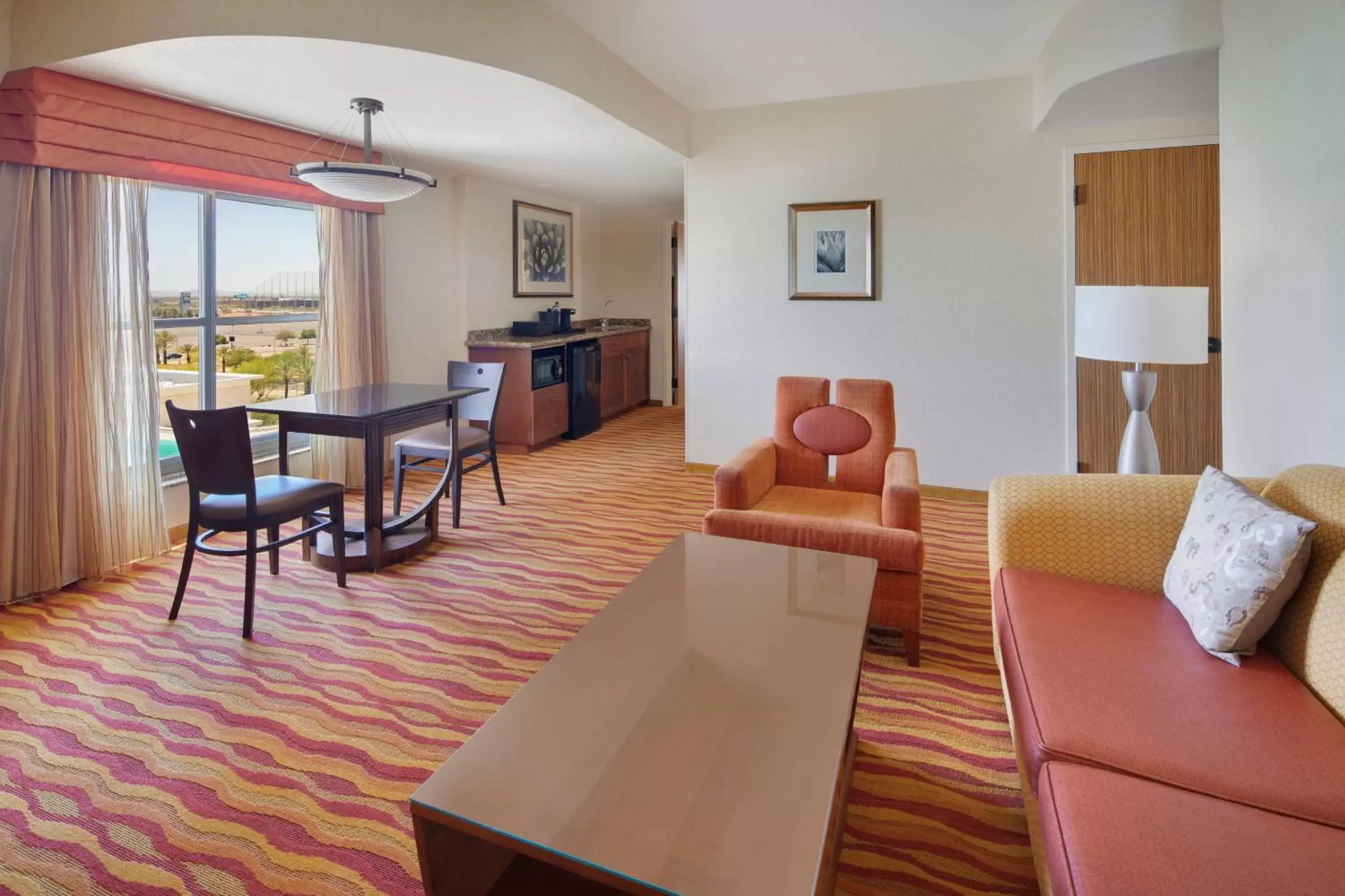 Living room, Seating Area in Renaissance Phoenix Glendale Hotel & Spa