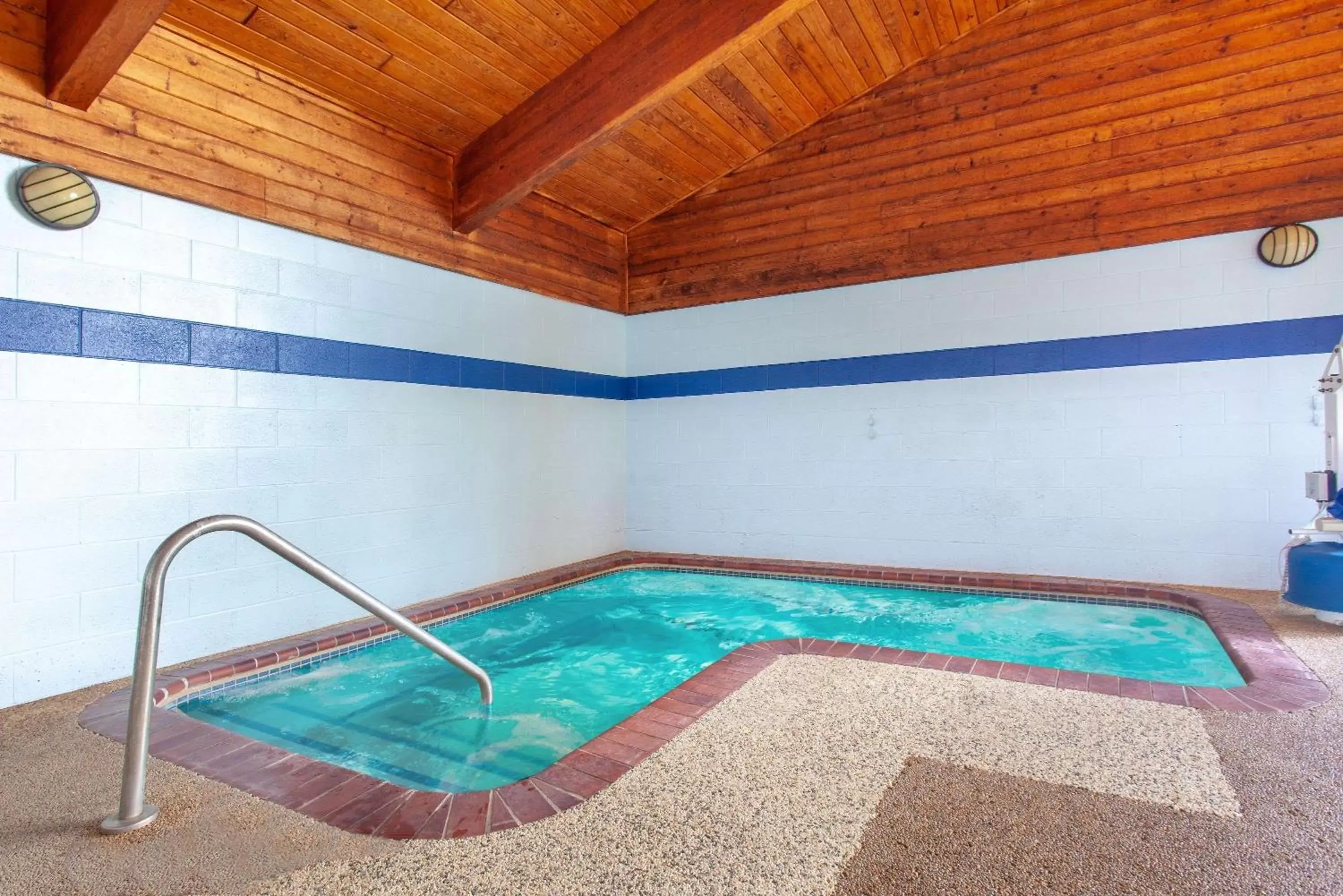Hot Tub, Swimming Pool in AmericInn by Wyndham Ham Lake