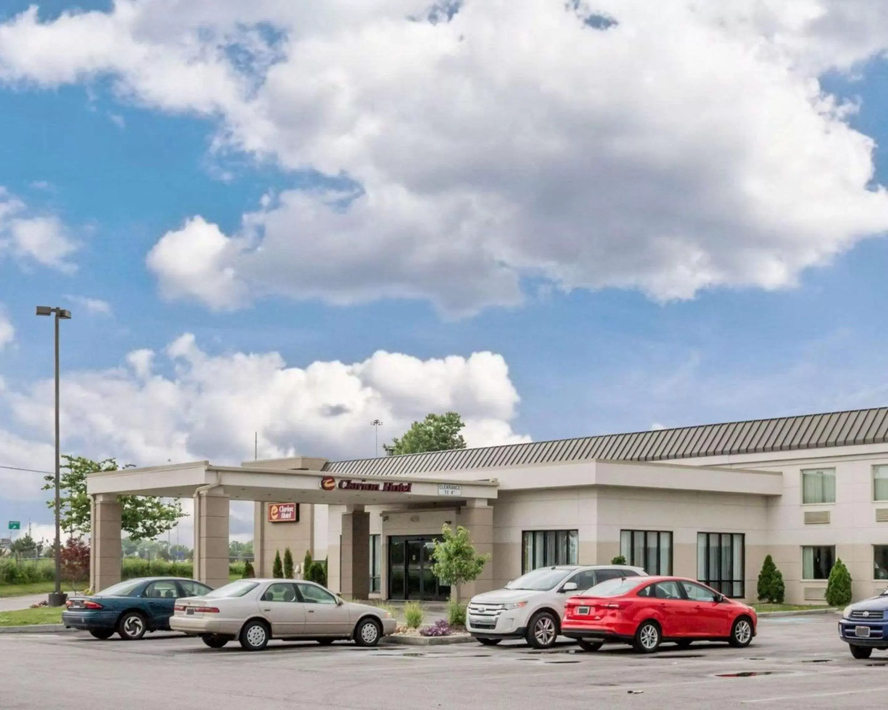 Property Building in Clarion Hotel Beachwood-Cleveland