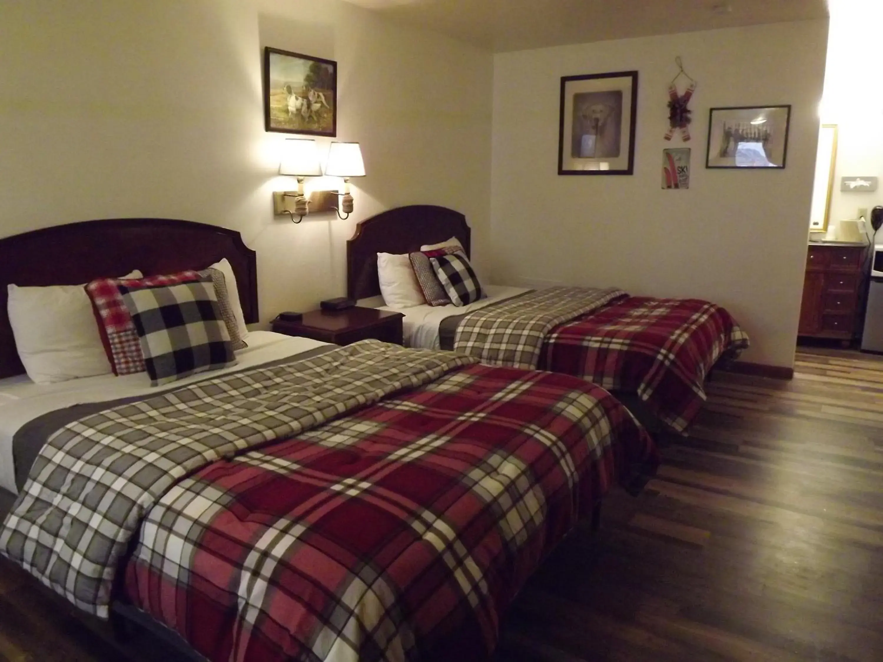 Photo of the whole room, Bed in Crest Country Inn