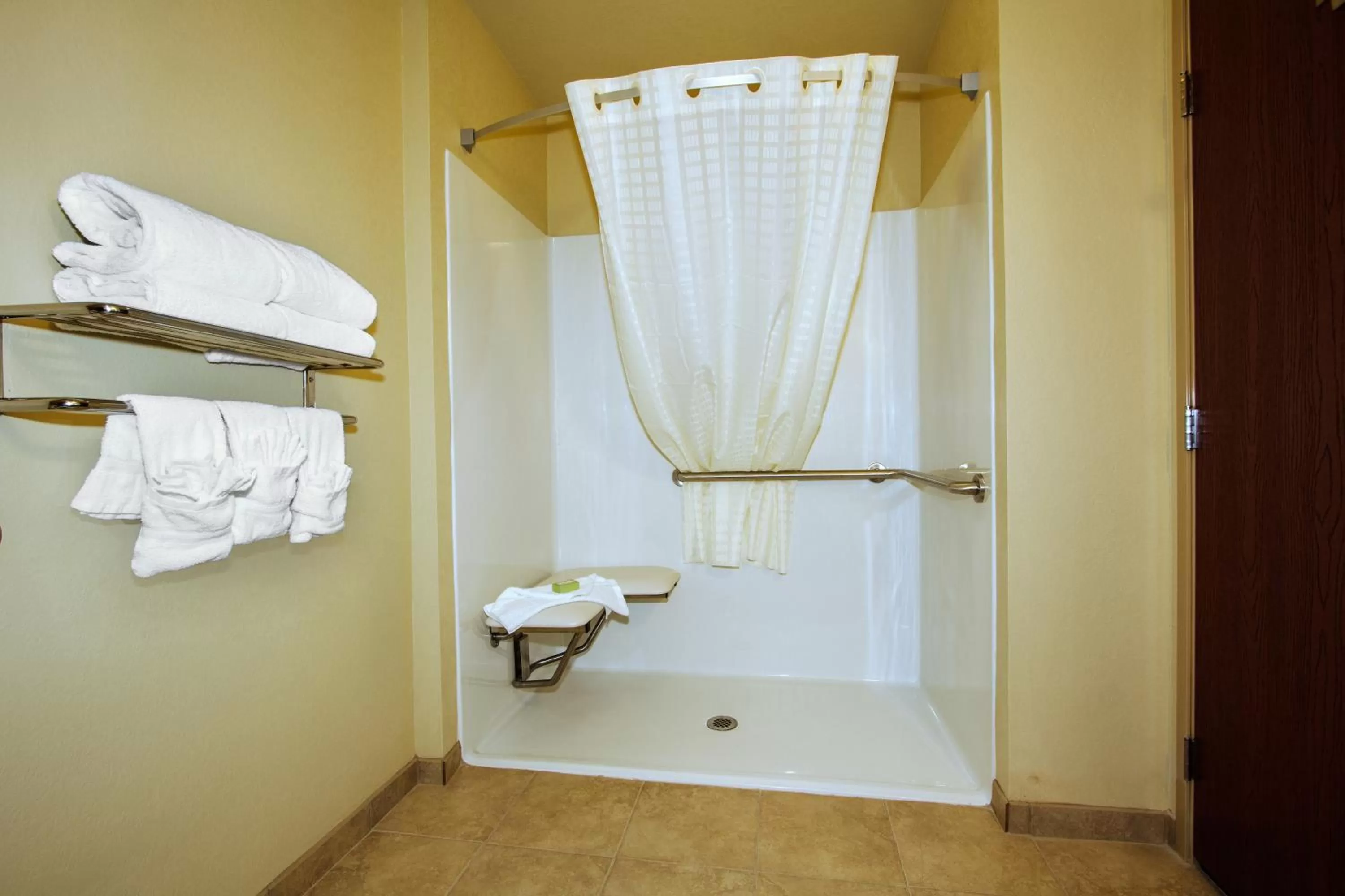 Shower in Cobblestone Inn & Suites - Corry