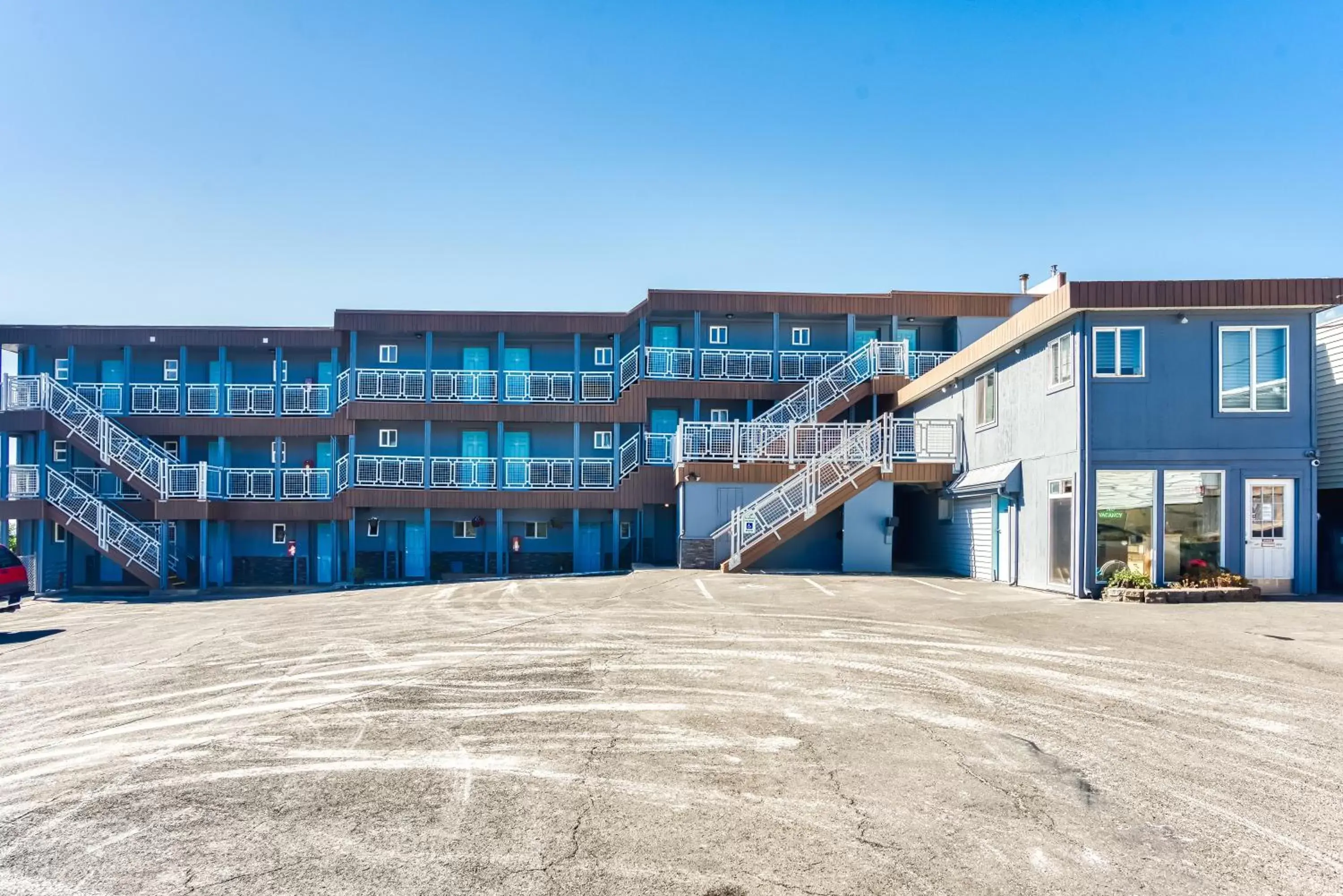 Property Building in Seagull Beachfront Inn