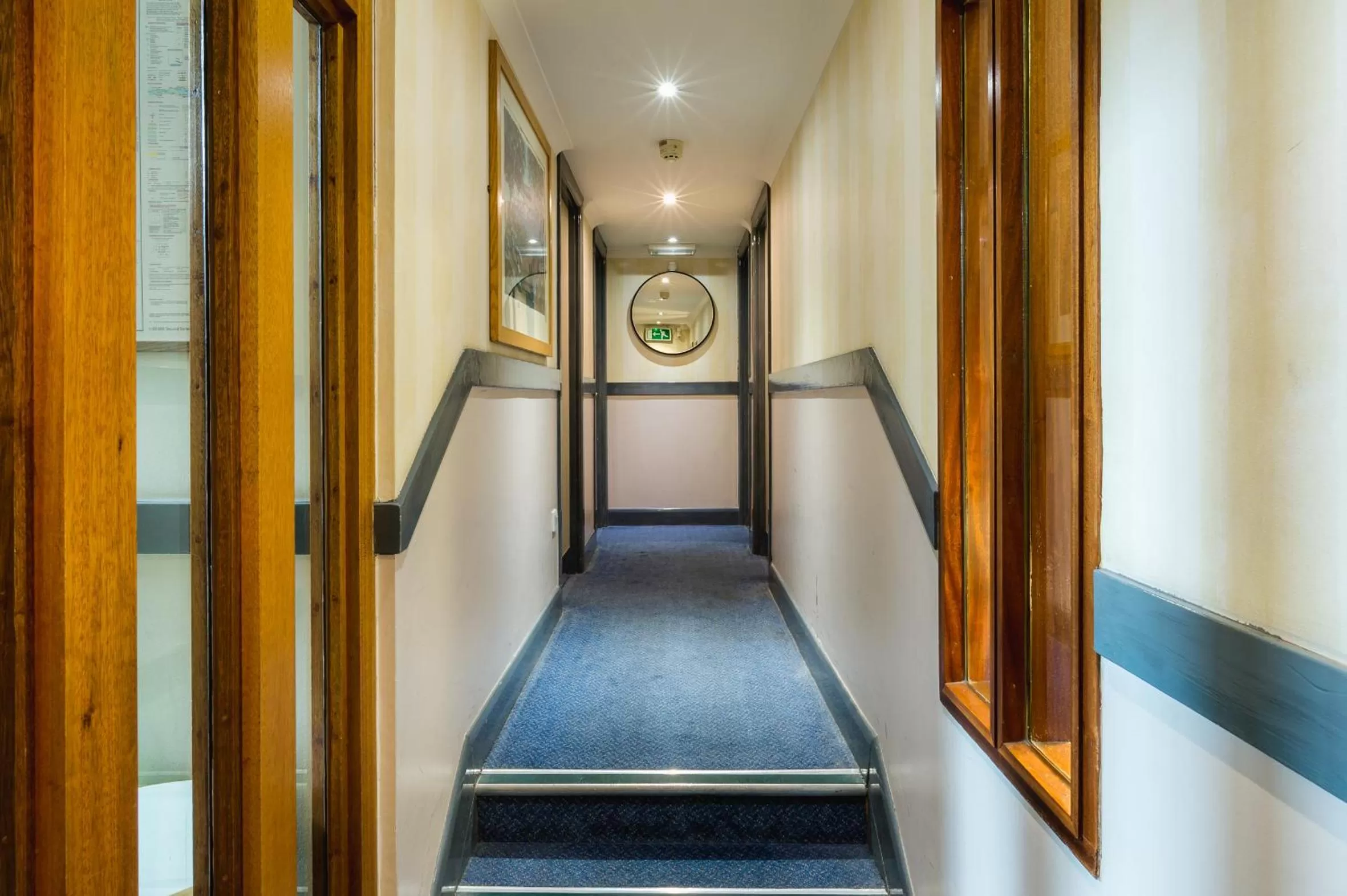 Facade/entrance in George Oxford Hotel