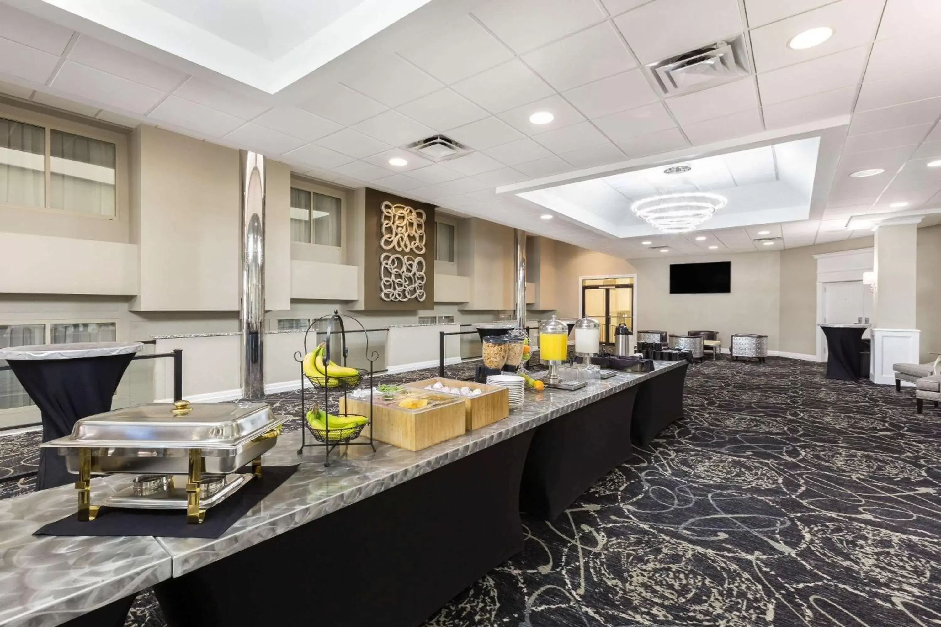 Restaurant/places to eat in Ramada by Wyndham Des Moines Airport