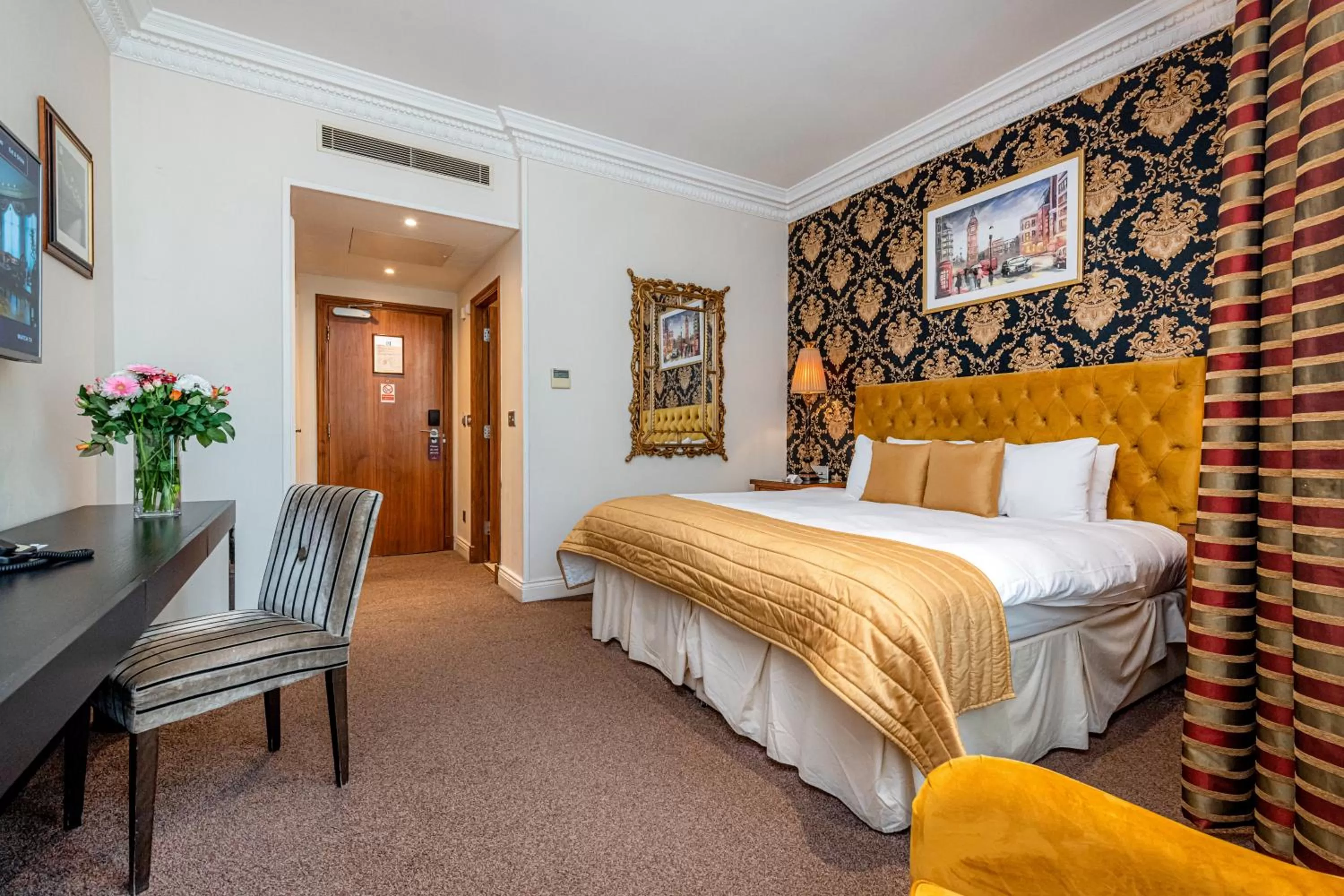 Photo of the whole room, Bed in Ashburn Hotel