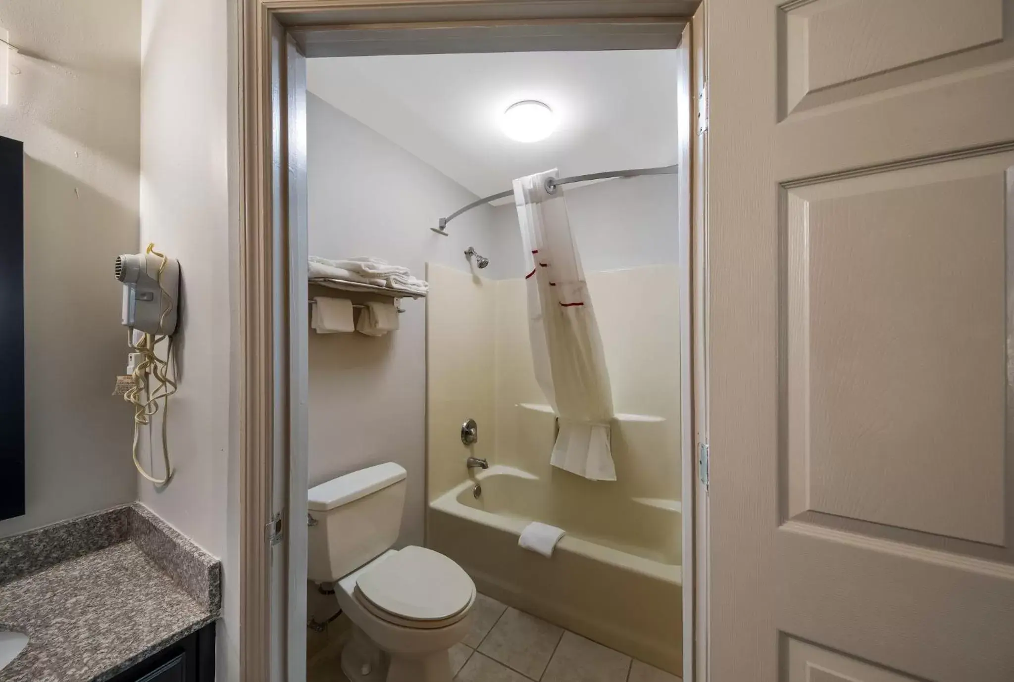 Bathroom in Red Roof Inn Jasper