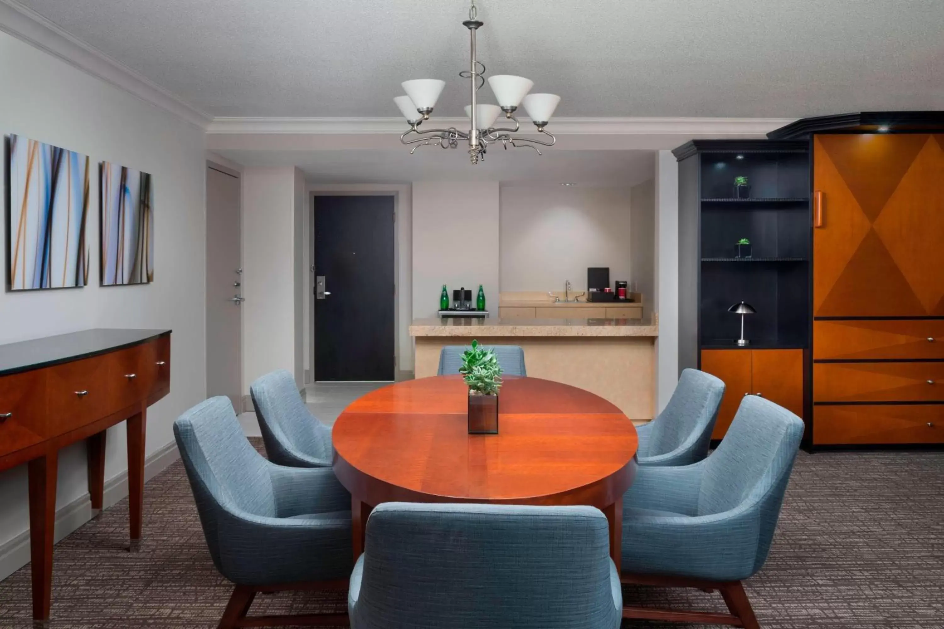 Kitchen or kitchenette, Dining Area in Marriott Downtown at CF Toronto Eaton Centre