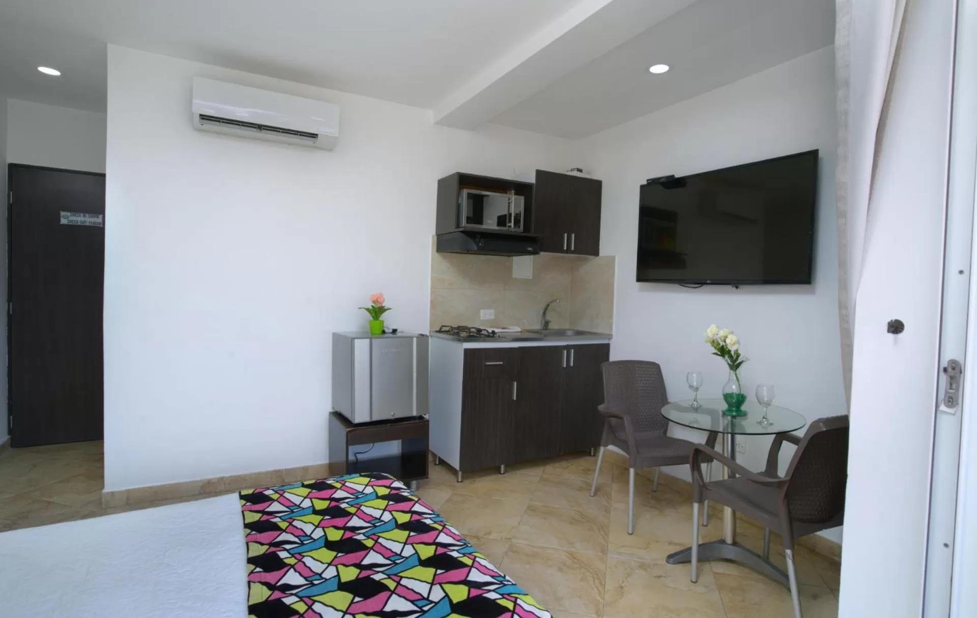 Photo of the whole room in Hollywood Beach Suite