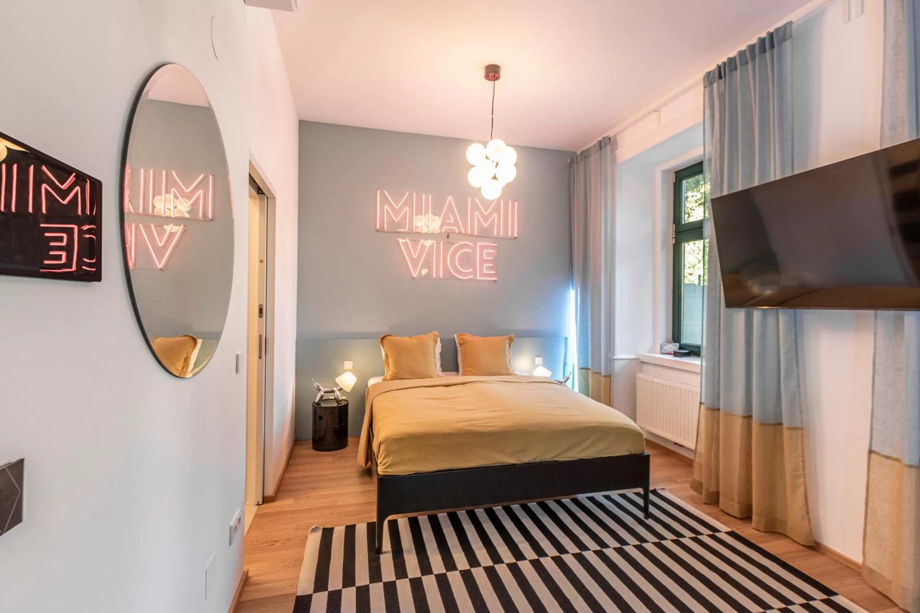 Photo of the whole room, Bed in Sissi West