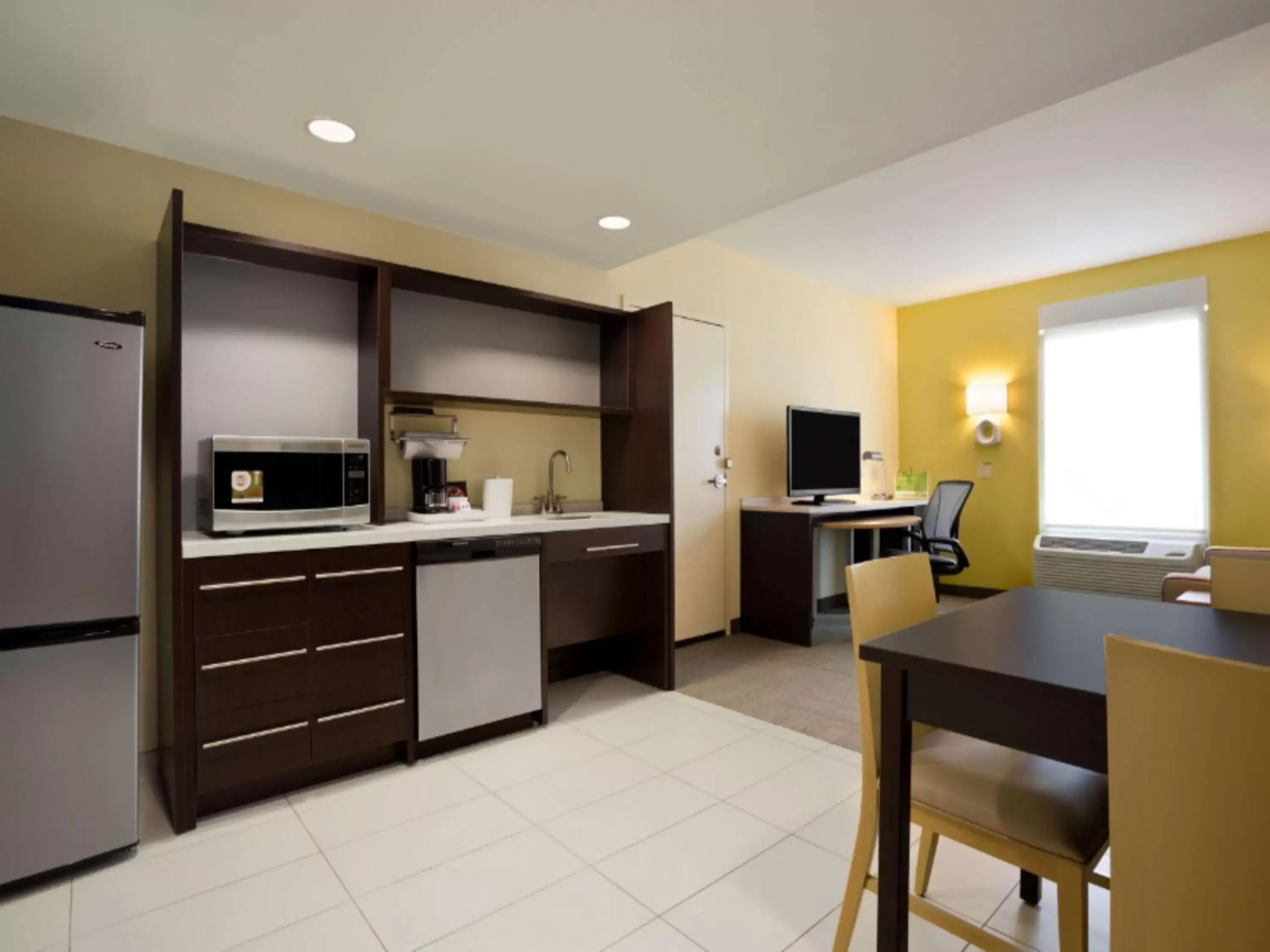 Bed, Kitchen/Kitchenette in Home2 Suites by Hilton Greensboro Airport