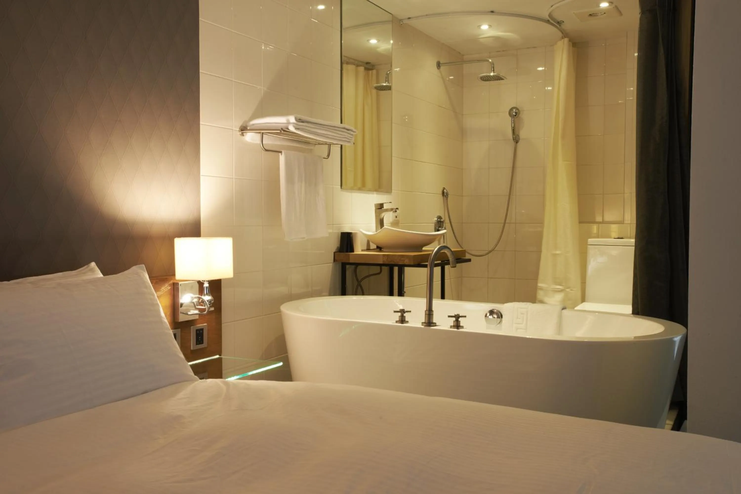 Shower, Bed in Hotel That