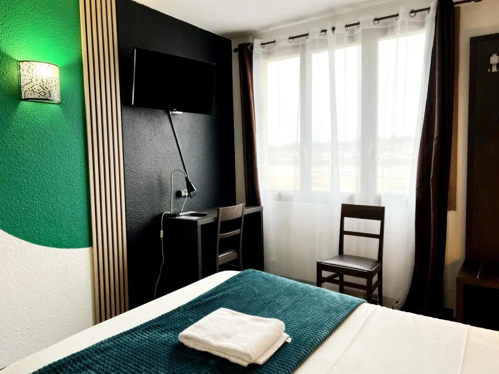 TV and multimedia, Bed in Hôtel Sanotel