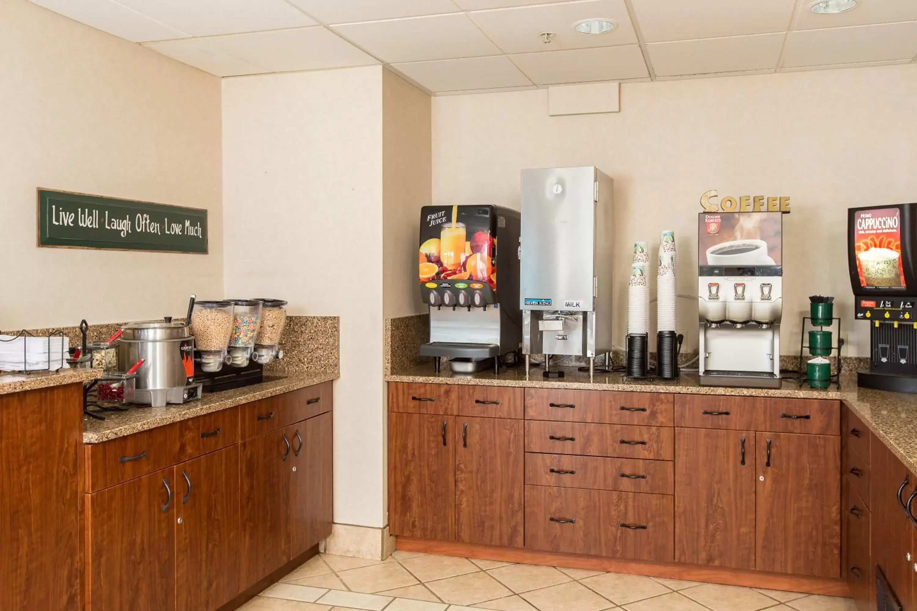 Coffee/tea facilities, Kitchen/Kitchenette in Boothill Inn and Suites