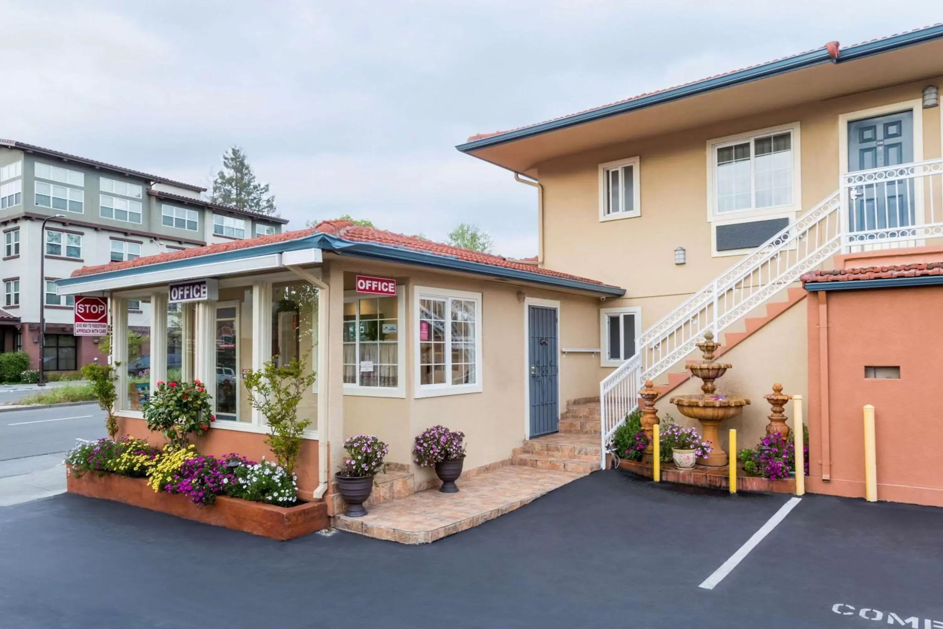 Property building in Howard Johnson By Wyndham Berkeley Property building in Howard Johnson By Wyndham Berkeley