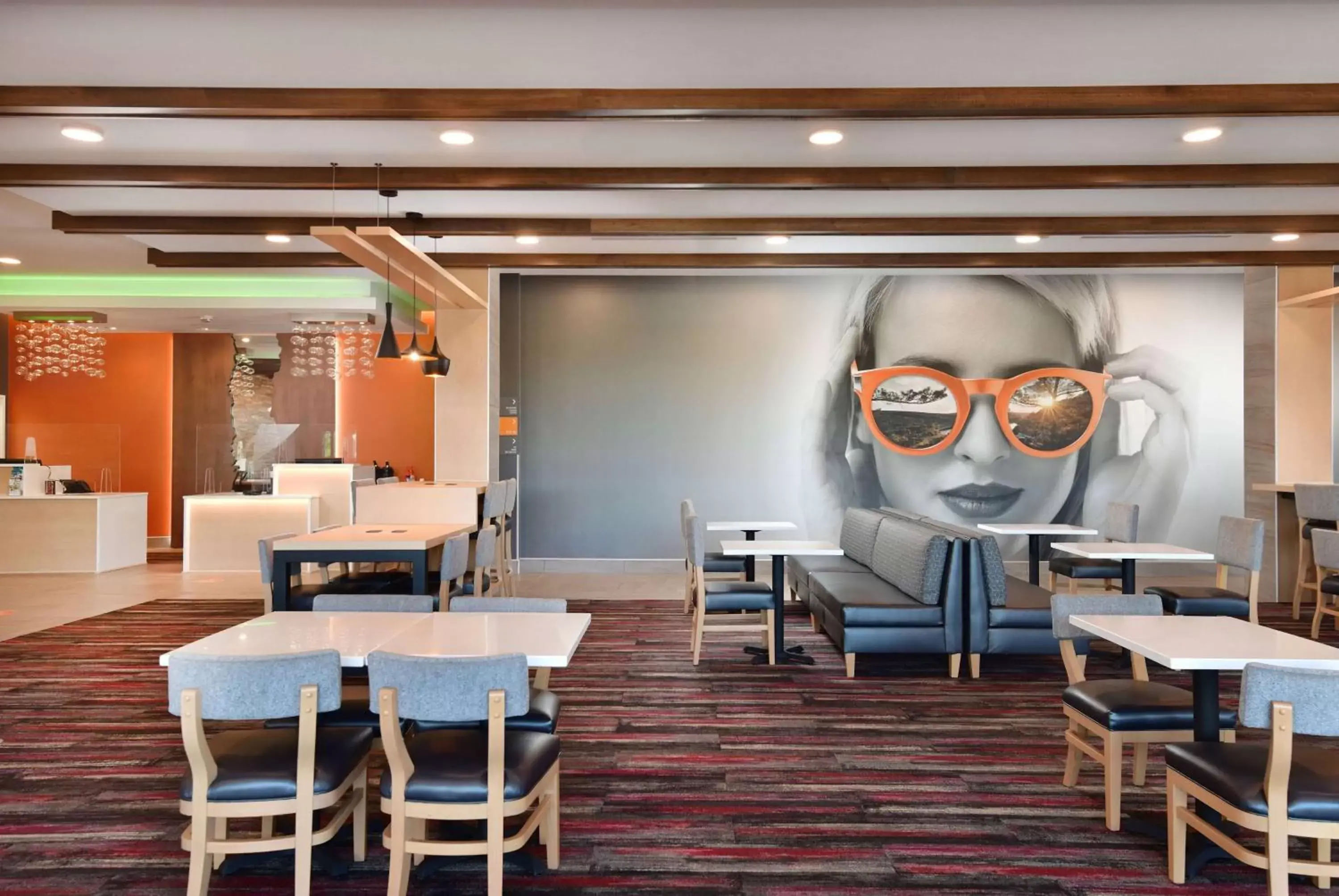 Lobby or reception, Restaurant/Places to Eat in La Quinta Inn & Suites by Wyndham Wisconsin Dells- Lake Delton