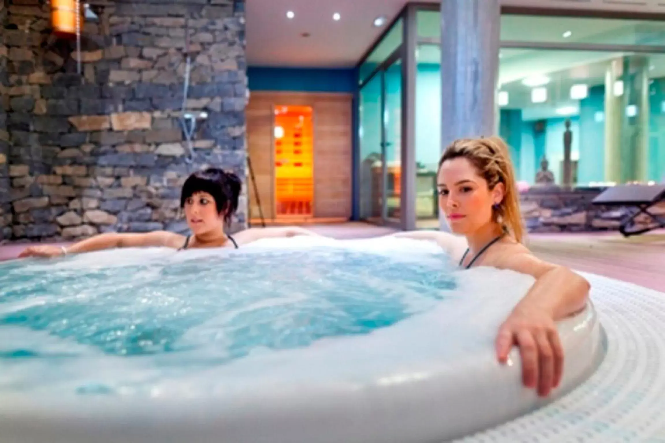 Hot Spring Bath, Guests in Hotel MasMonzon