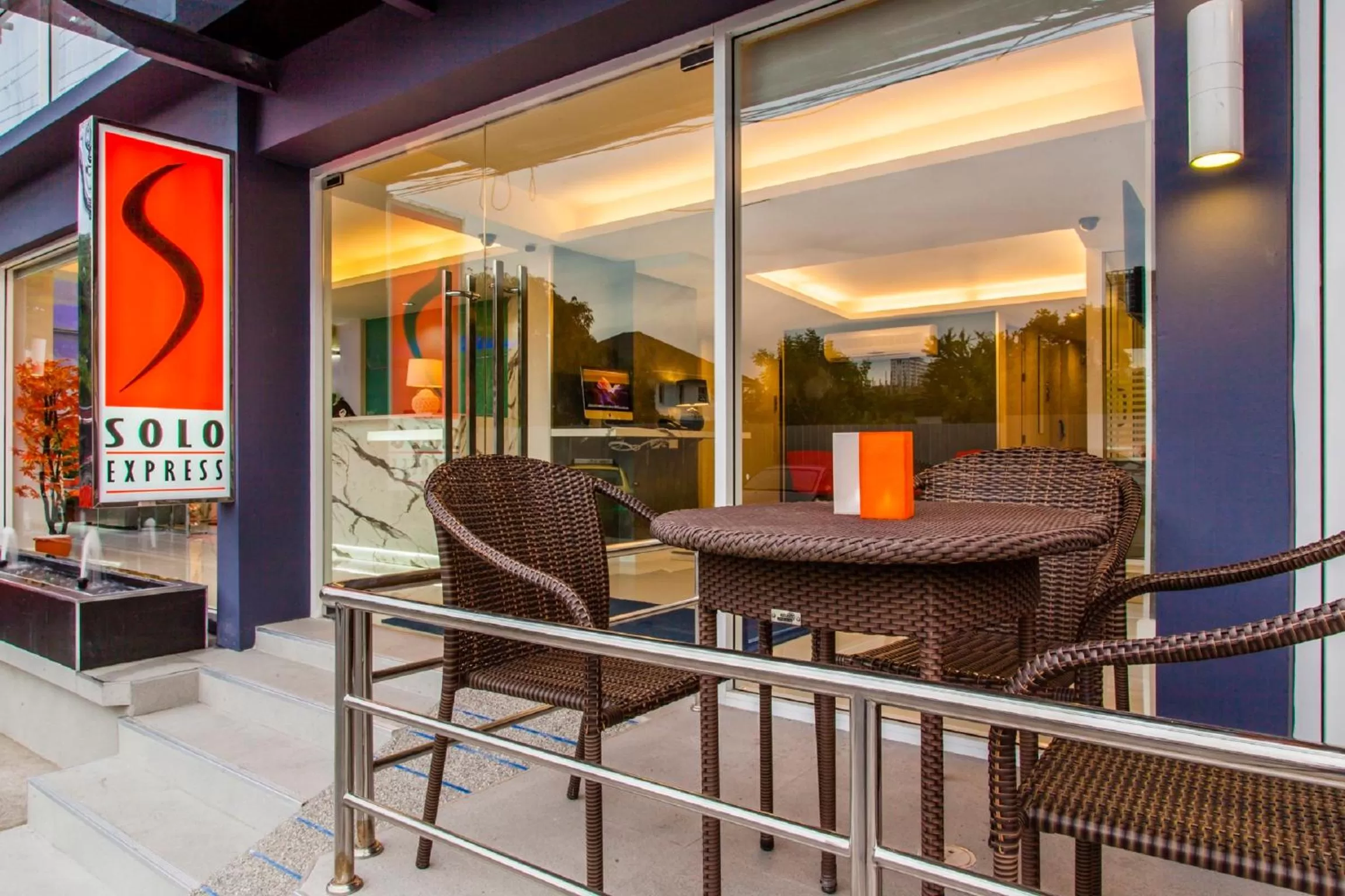 Seating area in Solo Express Sukhumvit 81