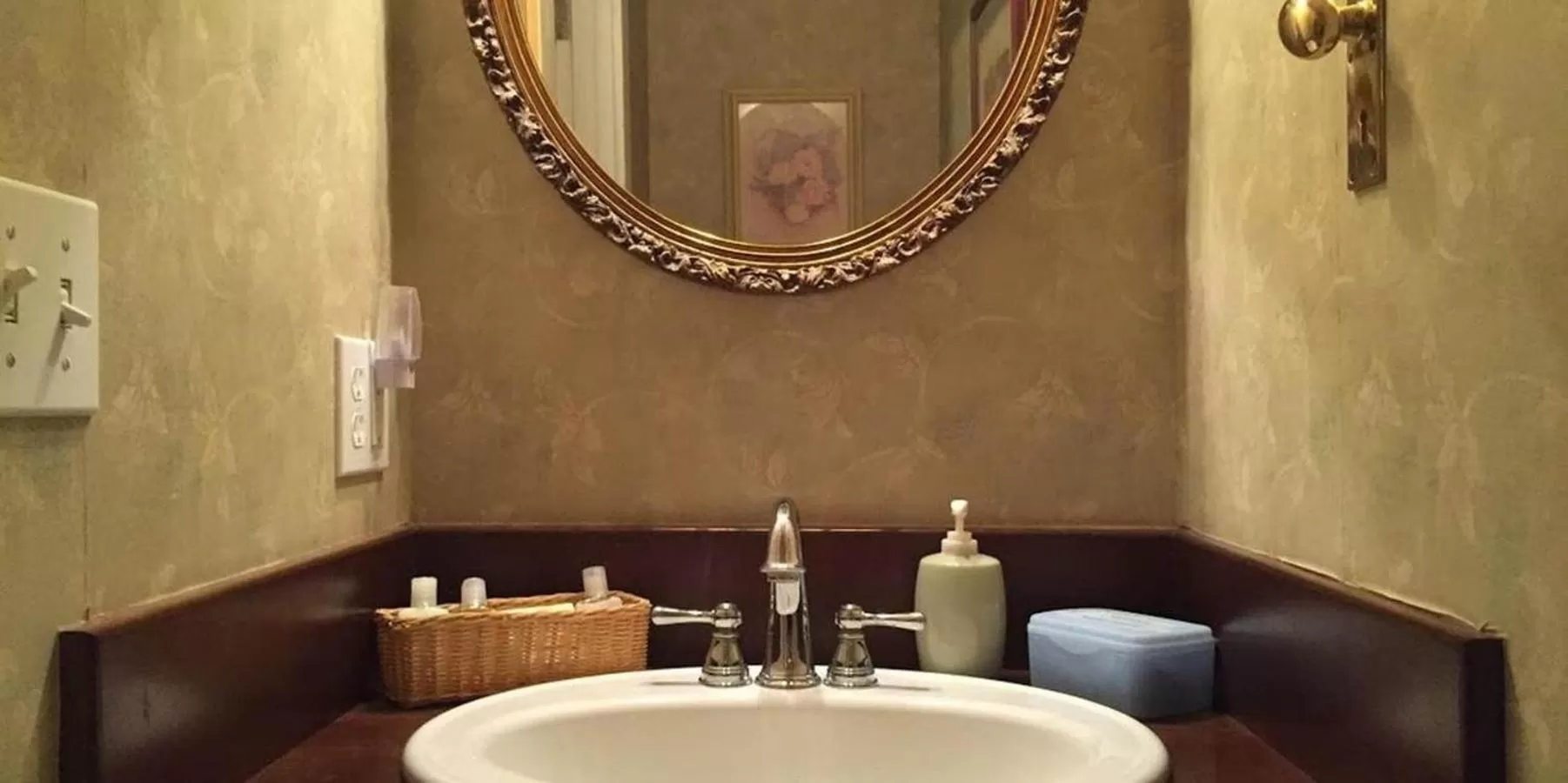 Bathroom in Bradford Place Inn (California)
