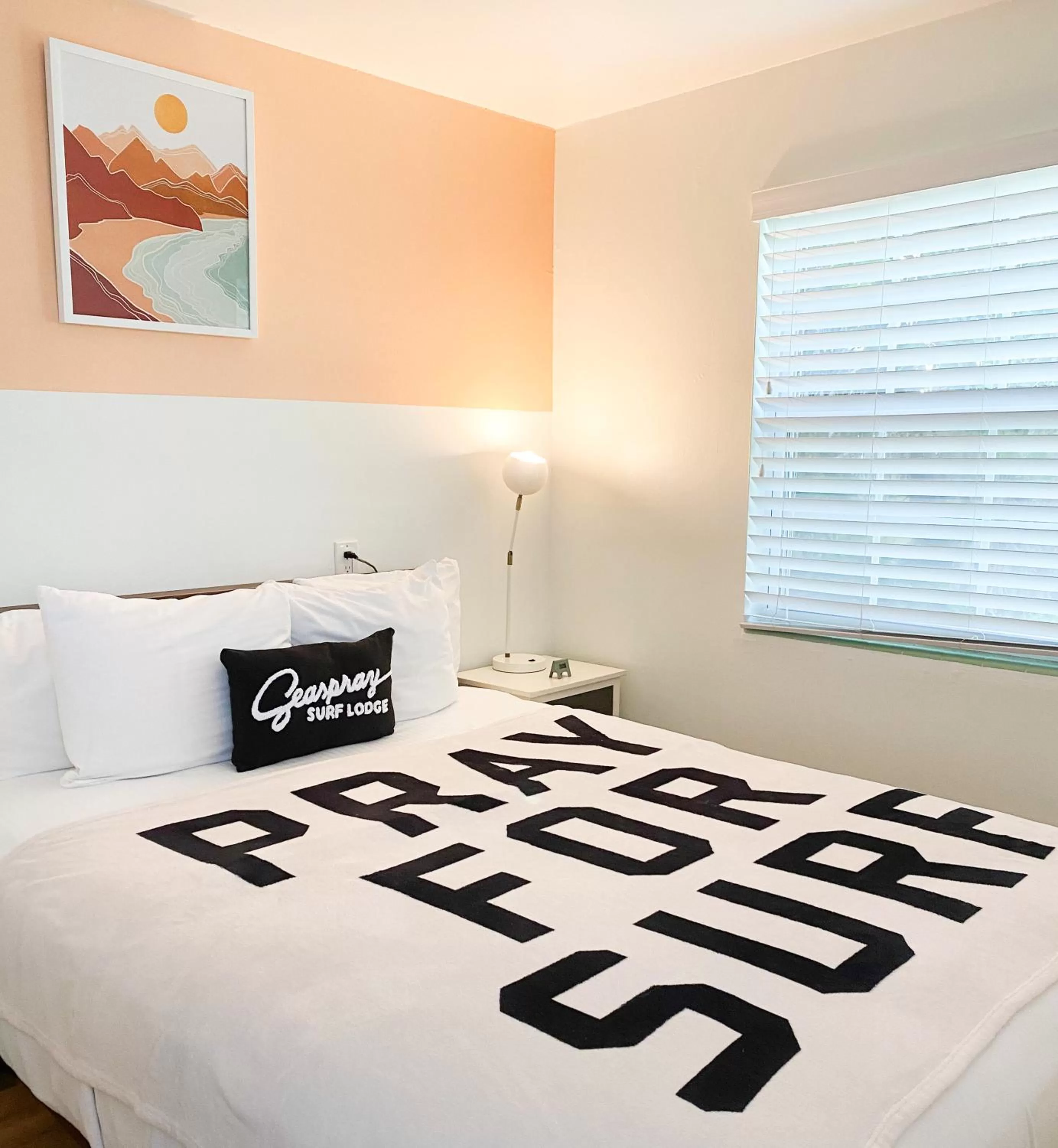 Bed in Seaspray Surf Lodge