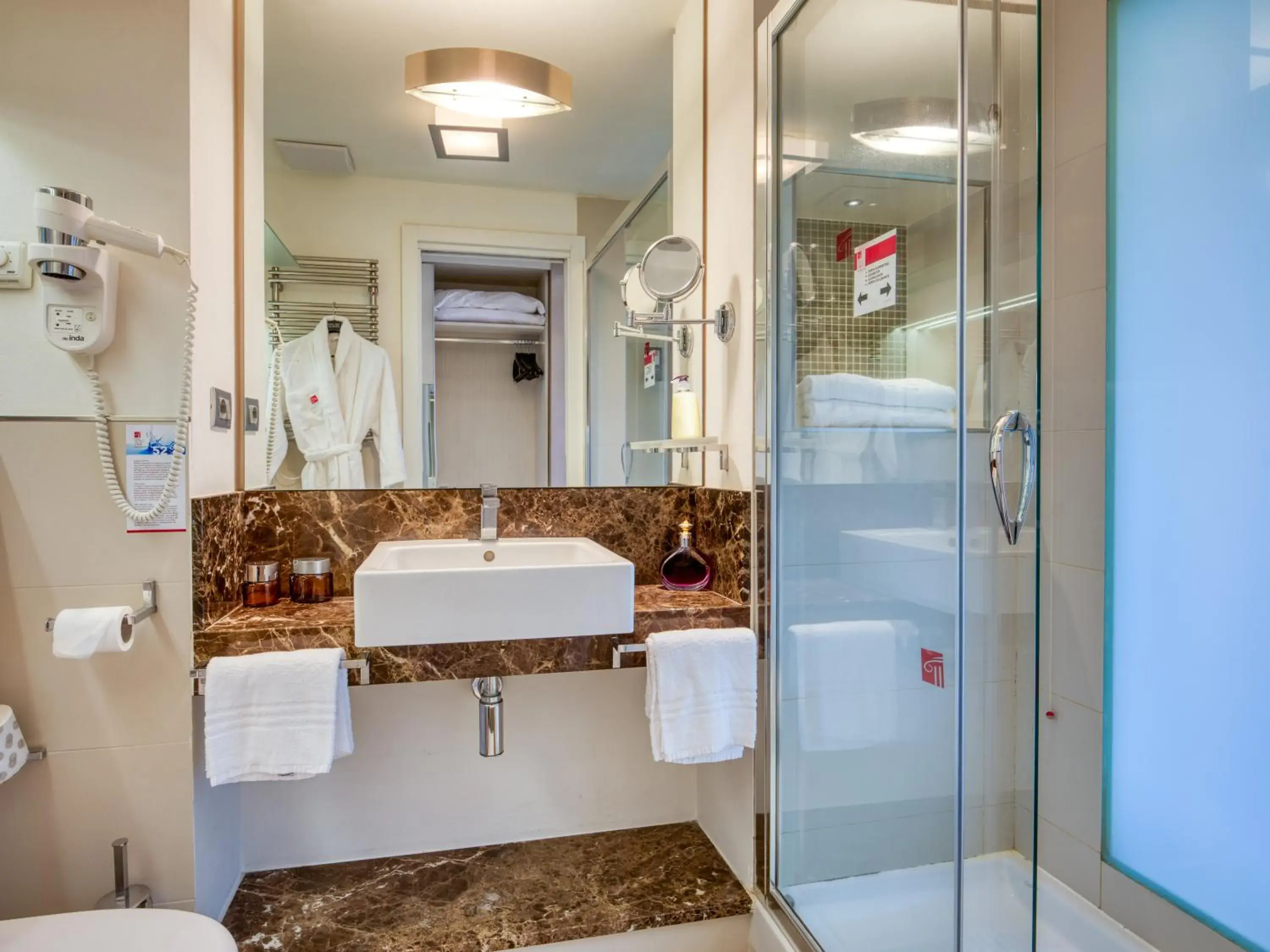 Shower, Bathroom in Parc Hotel Gritti