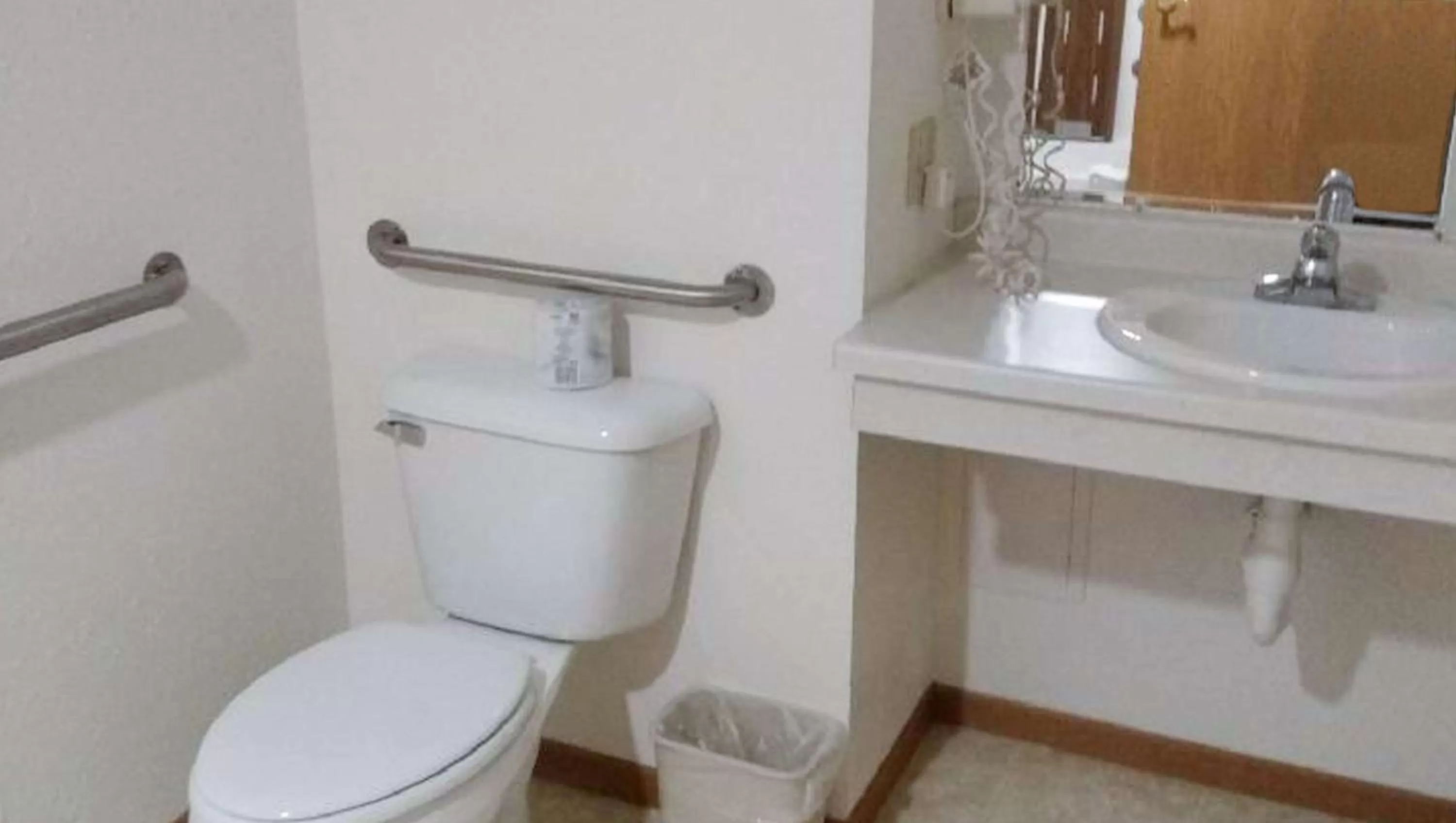 Bathroom in Jasper Ridge Inn Ishpeming