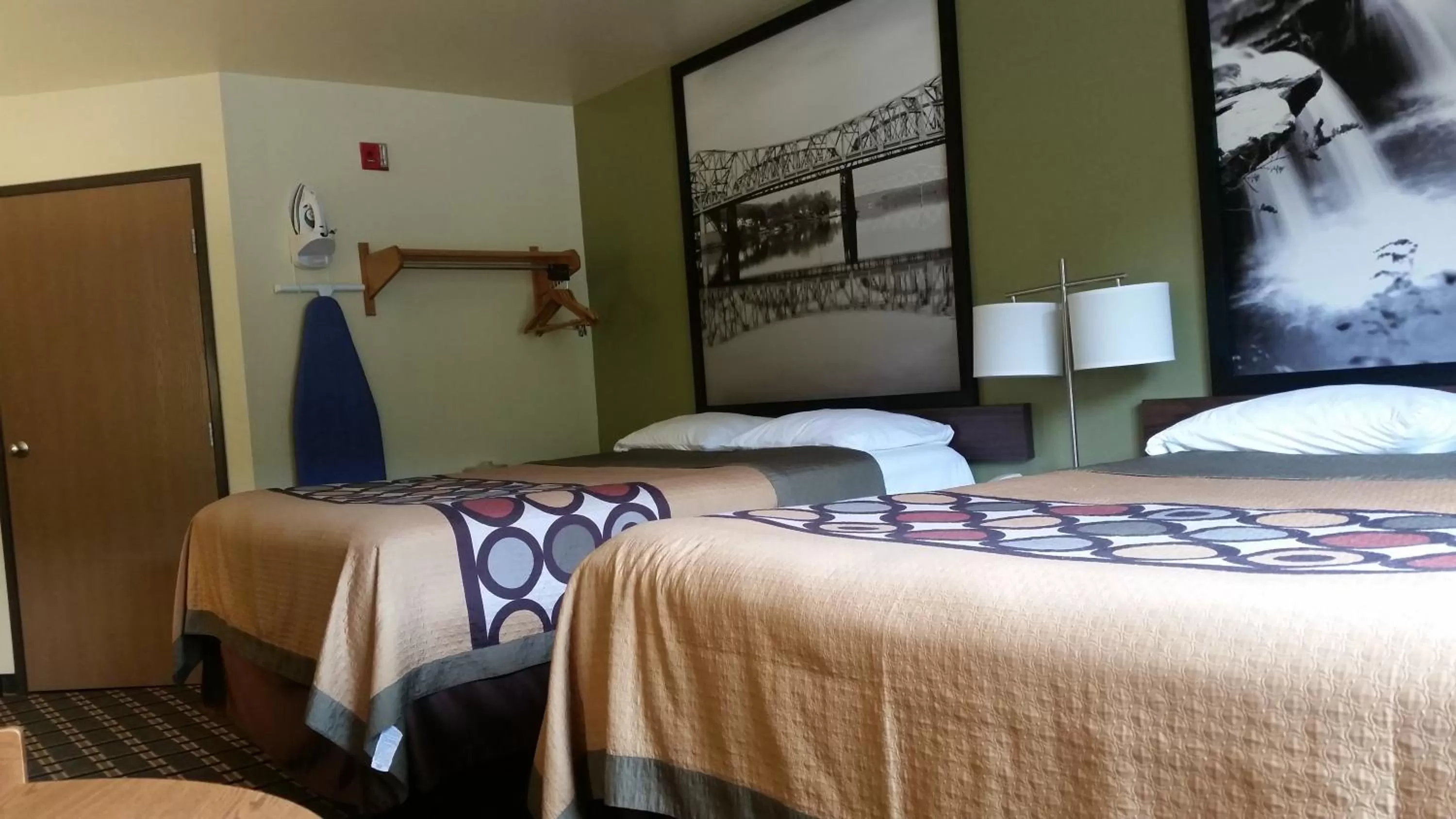 Photo of the whole room, Bed in Super 8 by Wyndham Wheeling WV