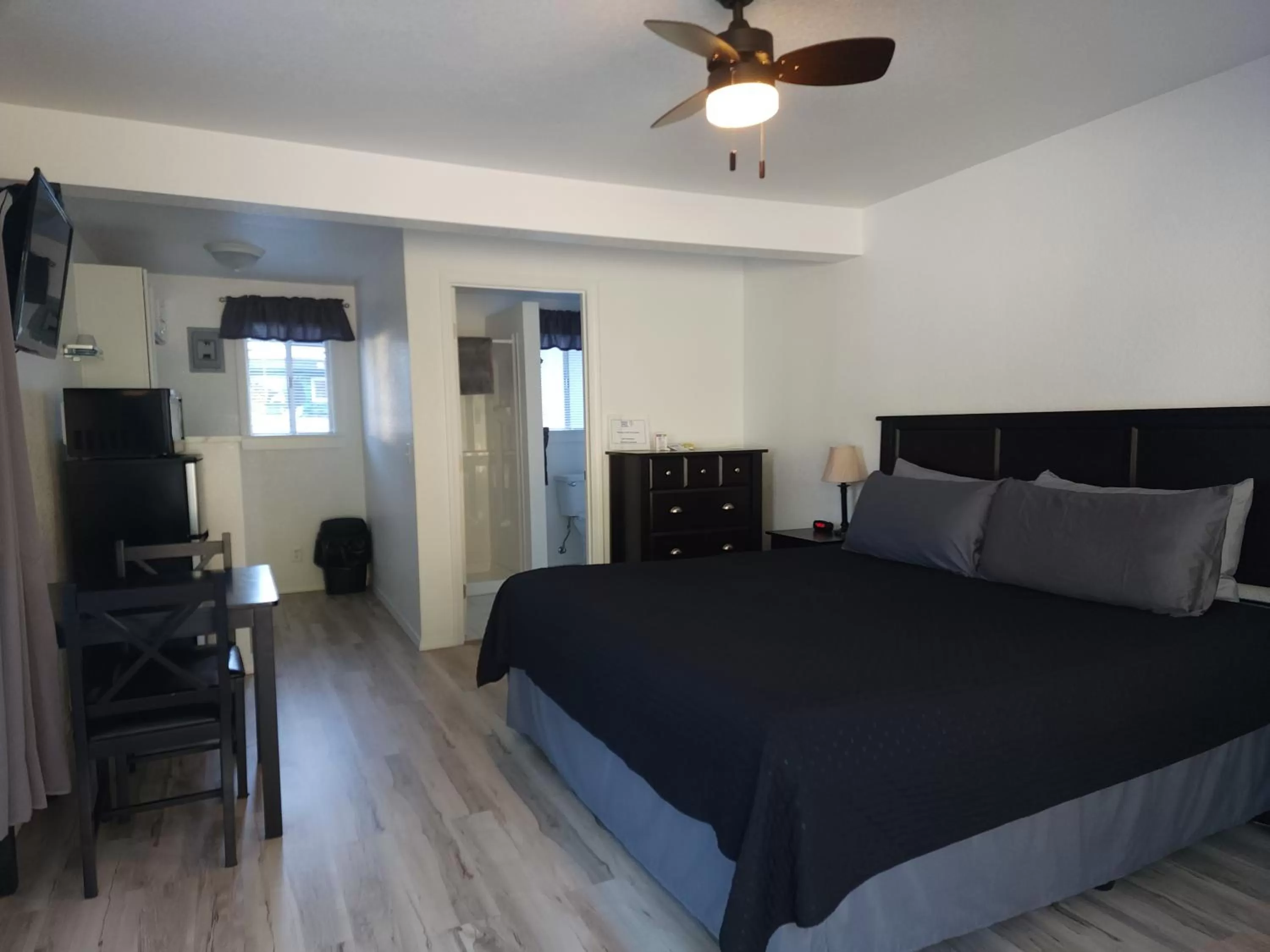 Photo of the whole room, Bed in Plainview Motel