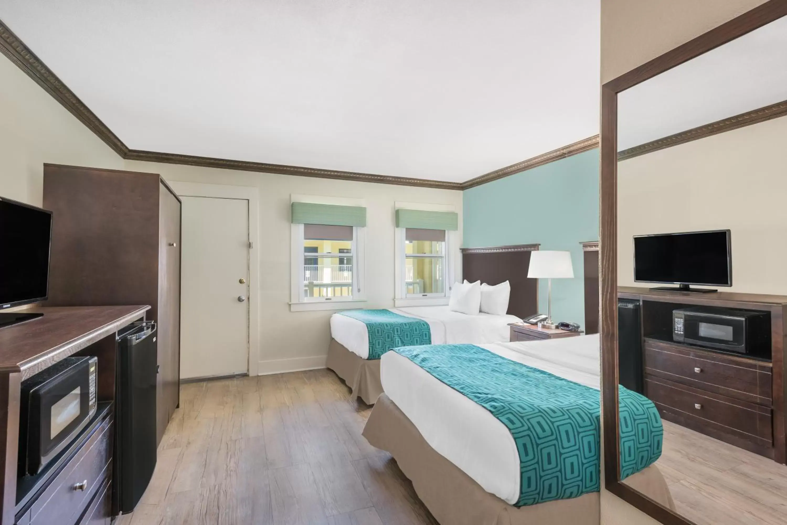 Pool view, Bed in Days Inn by Wyndham Ocean City Oceanfront Pool view, Bed in Days Inn by Wyndham Ocean City Oceanfront