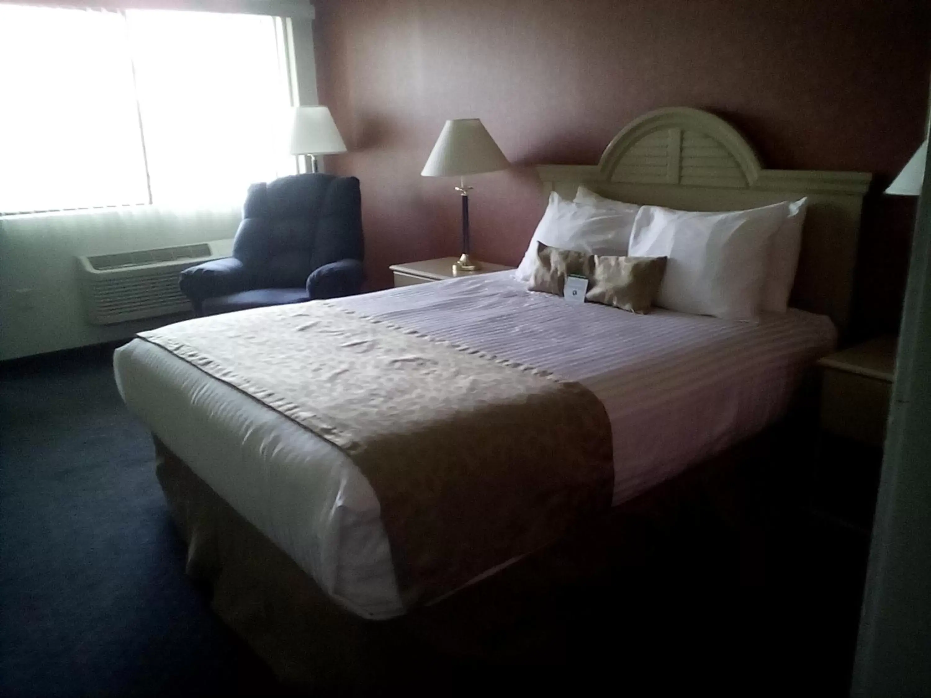 Bed in Lewis River Inn
