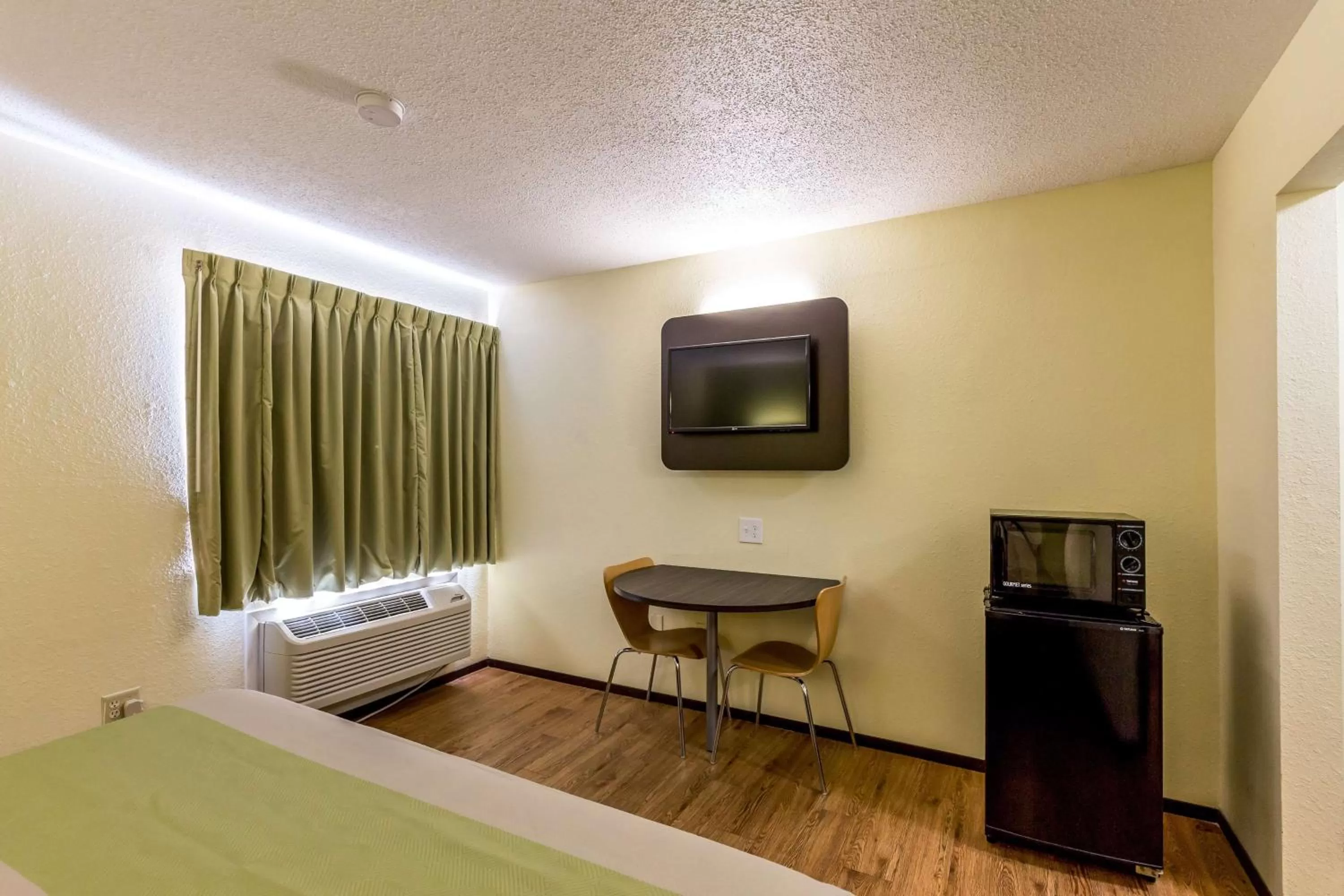 TV and multimedia, Bed in Motel 6-Troy, IL