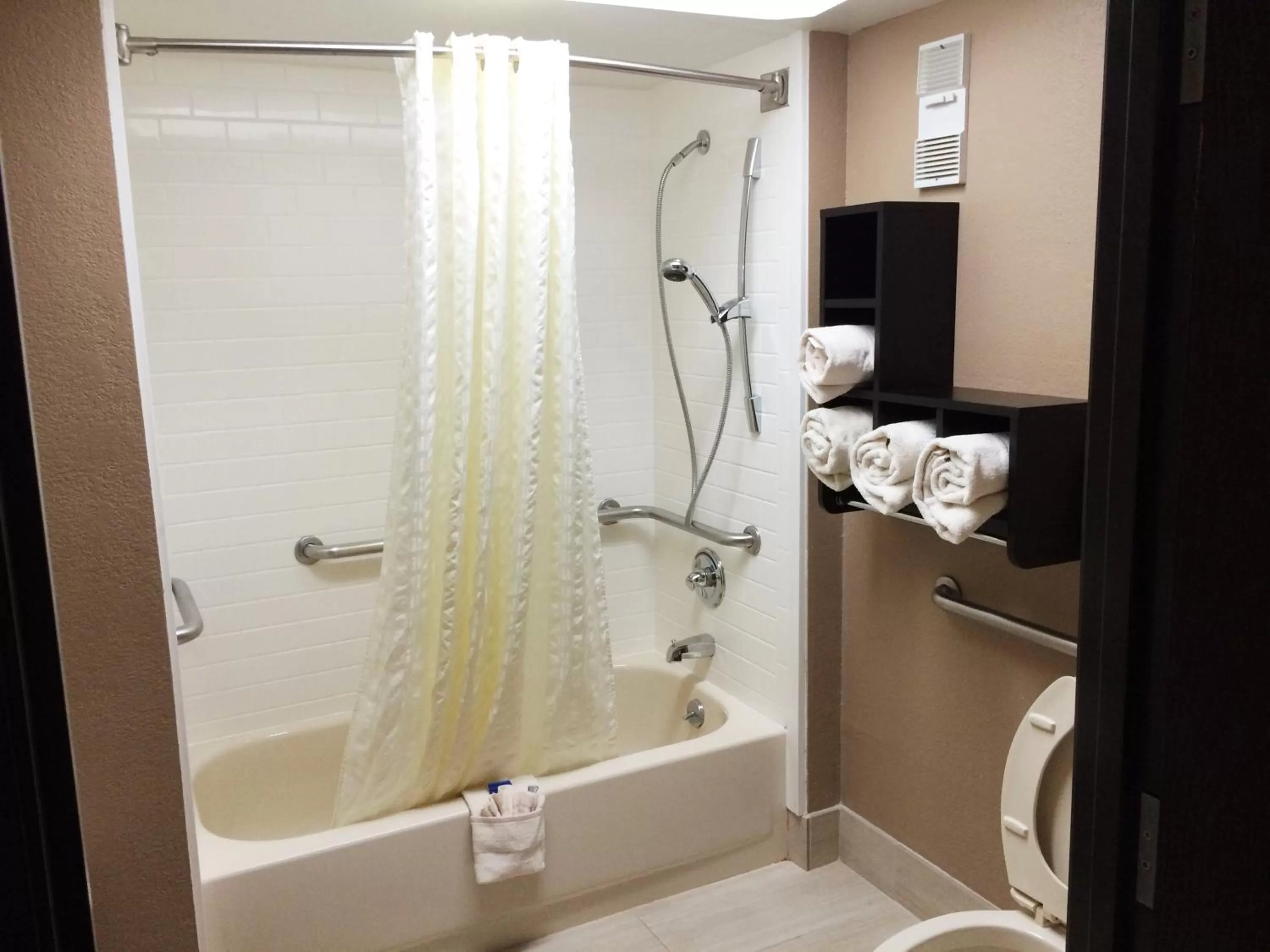 Queen Room with Two Queen Bed and Bath Tub - Mobility Accessible in Best Western Plus Galleria Inn & Suites