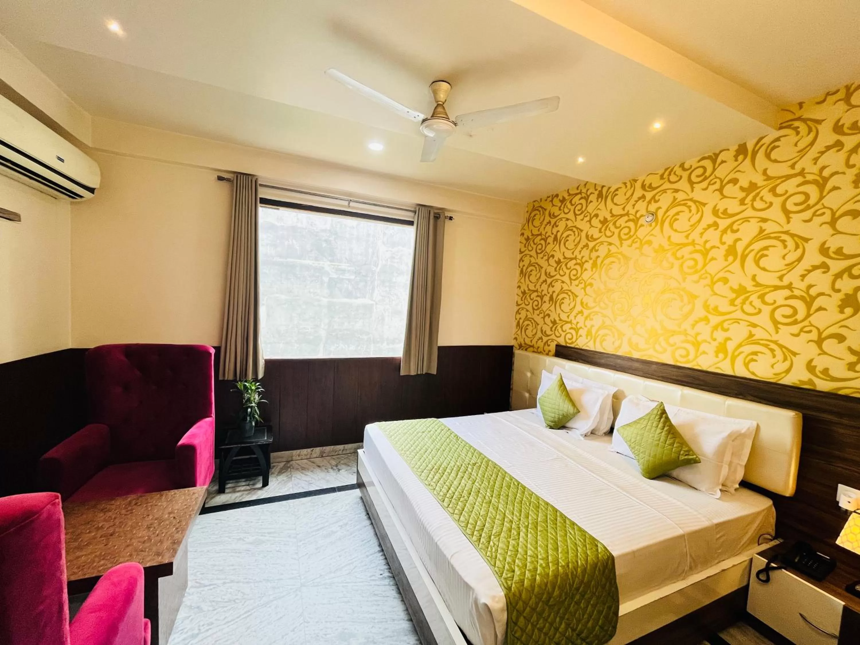 Bed in Hotel The Leaf - Gomti Nagar Lucknow