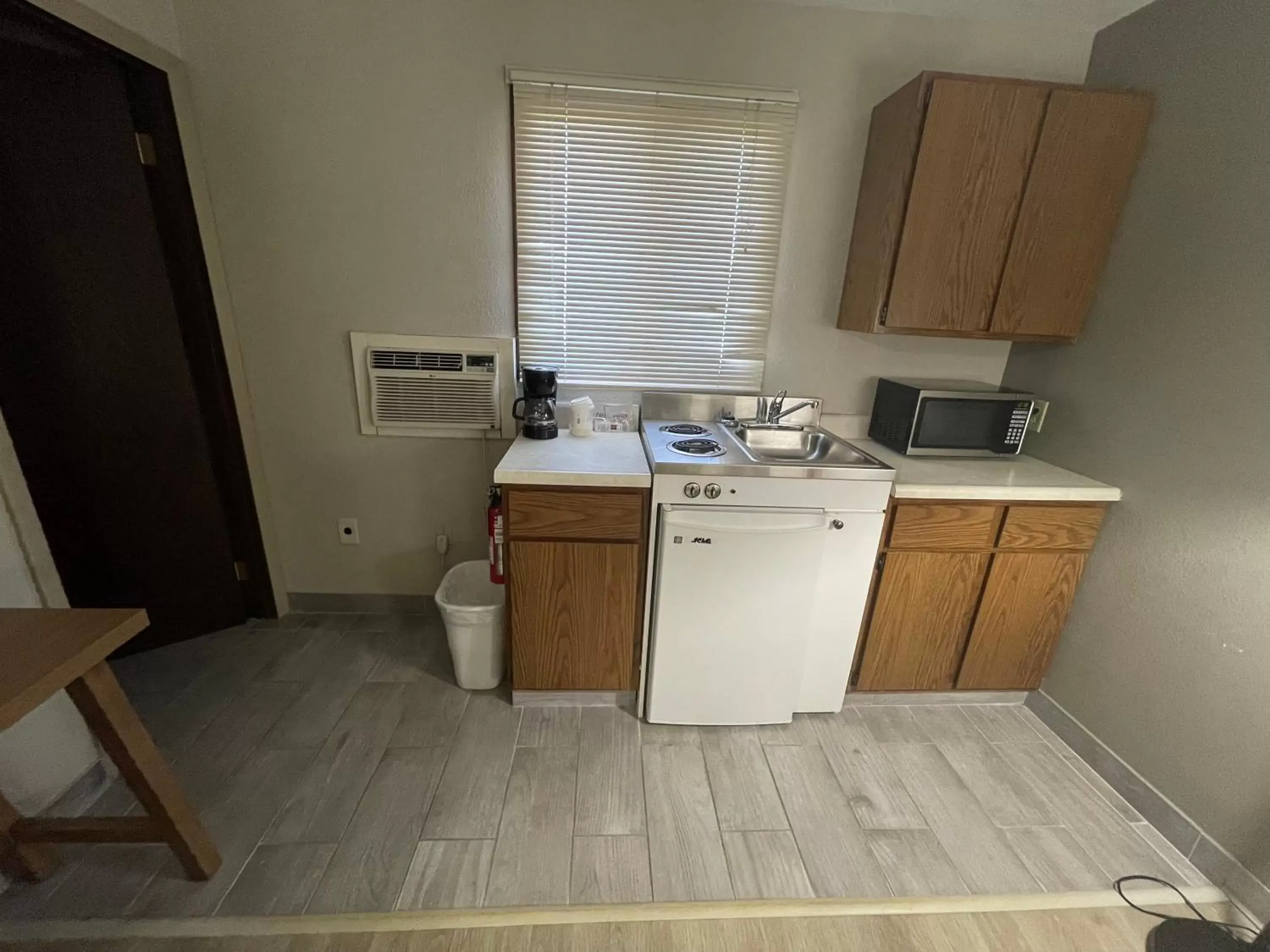 Kitchen/Kitchenette in Days Inn by Wyndham Alpena