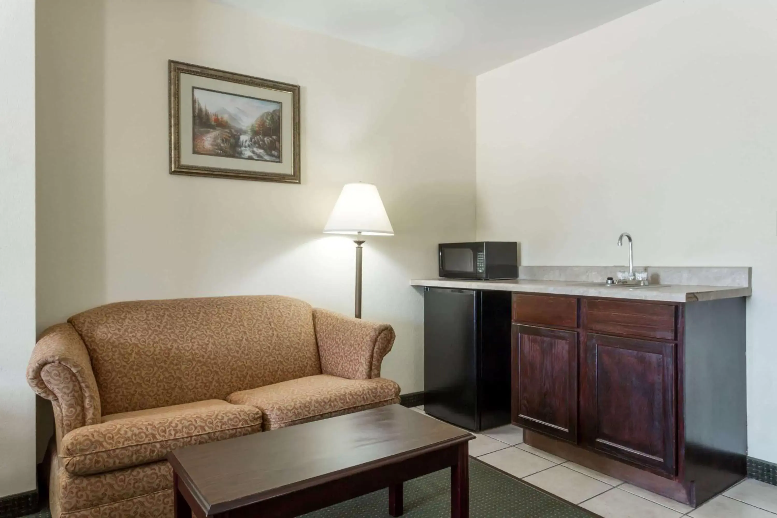 Lounge or bar in Howard Johnson by Wyndham Houma Lounge or bar in Howard Johnson by Wyndham Houma