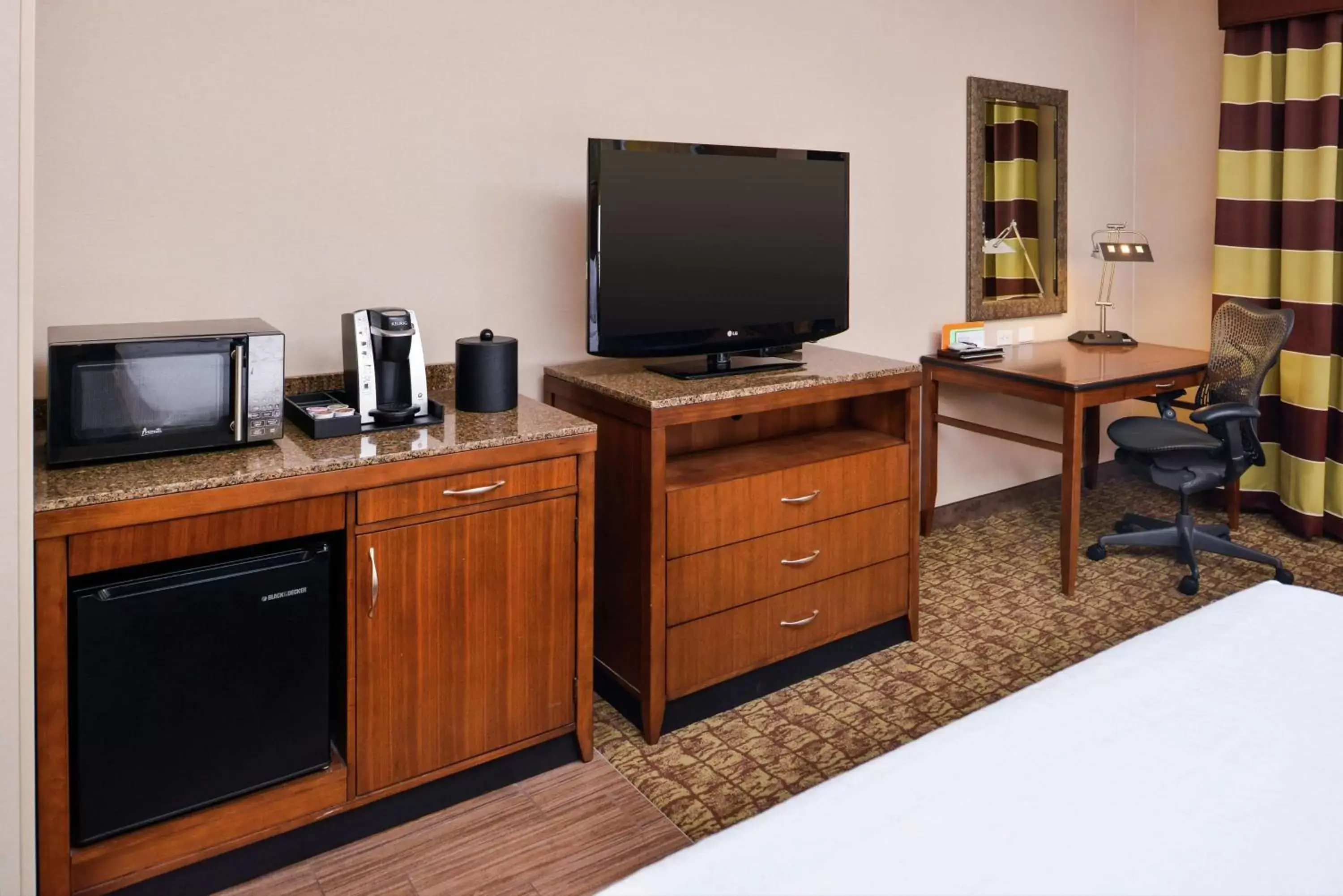 Bedroom, TV/Entertainment Center in Hilton Garden Inn Boise Spectrum