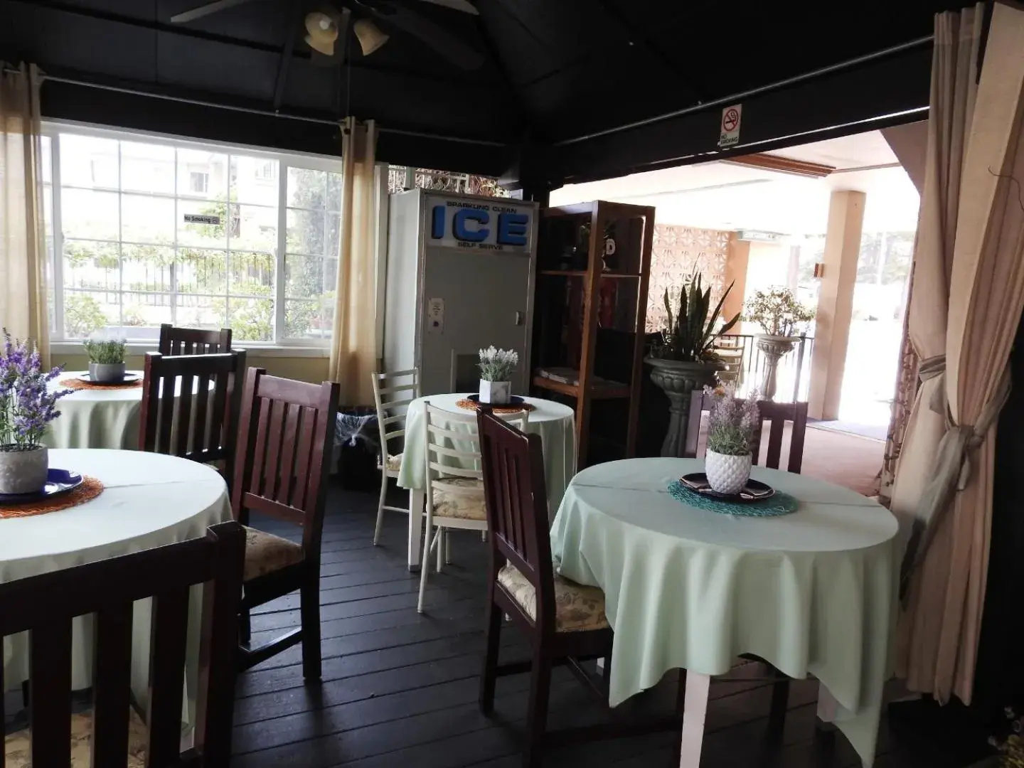 Breakfast in Stanford Motor Inn Breakfast in Stanford Motor Inn