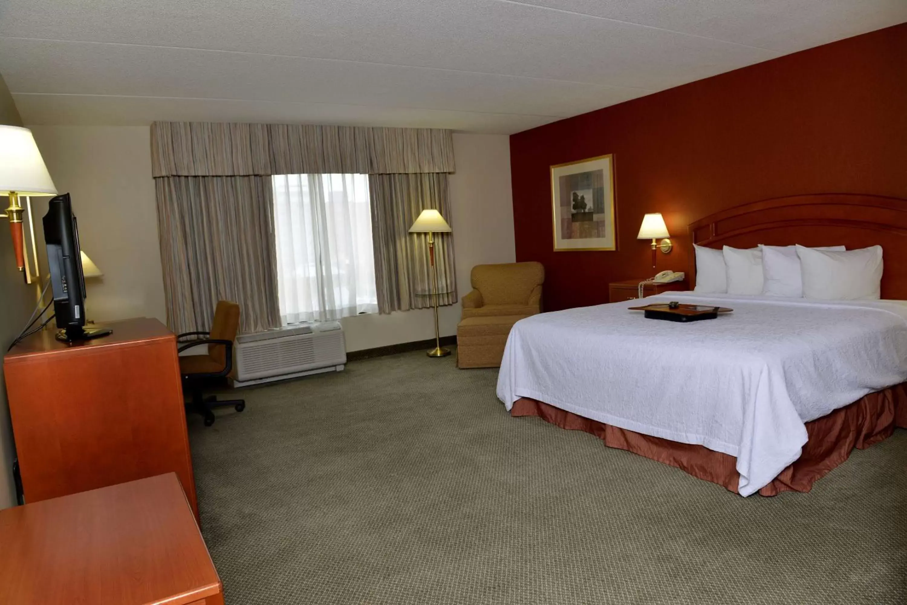 Bed in Hampton Inn & Suites by Hilton Windsor