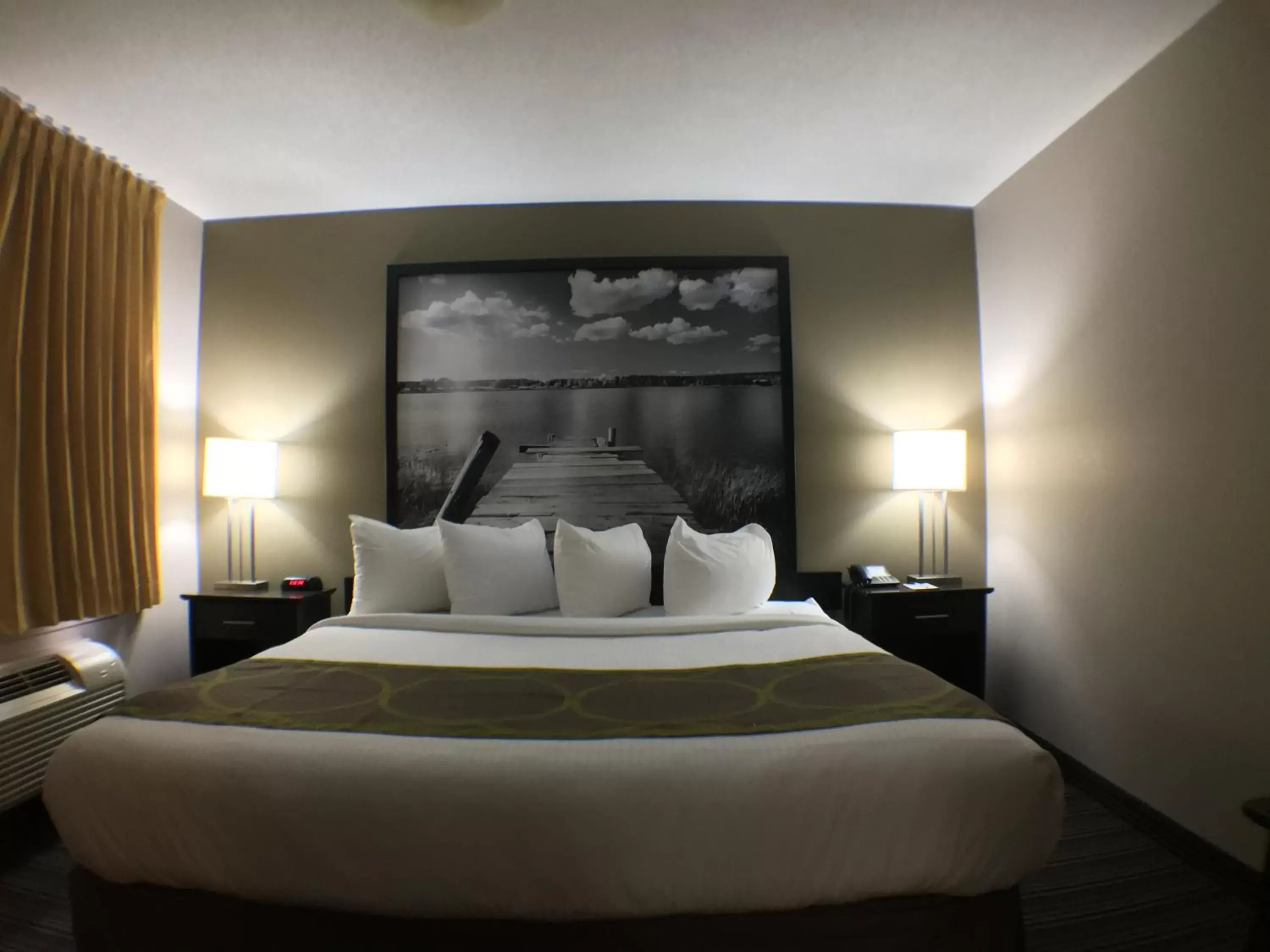 Photo of the whole room, Bed in Super 8 by Wyndham Kapuskasing