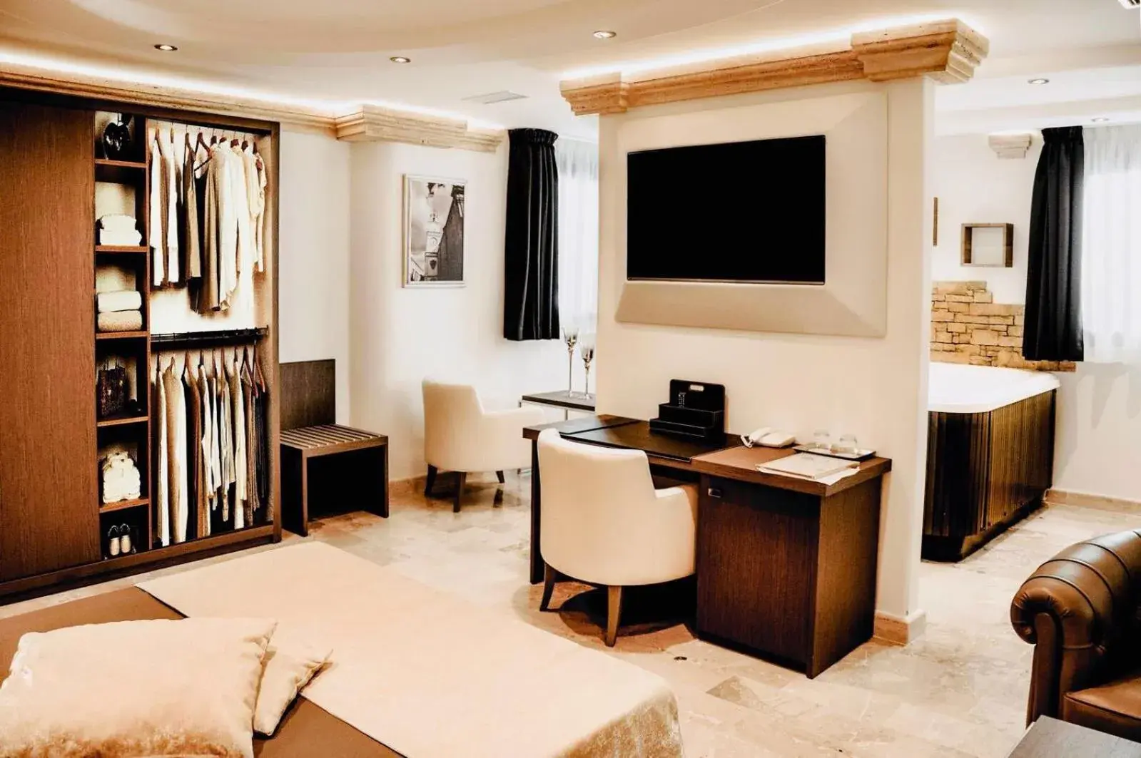 Bedroom, TV/Entertainment Center in BHB Hotel