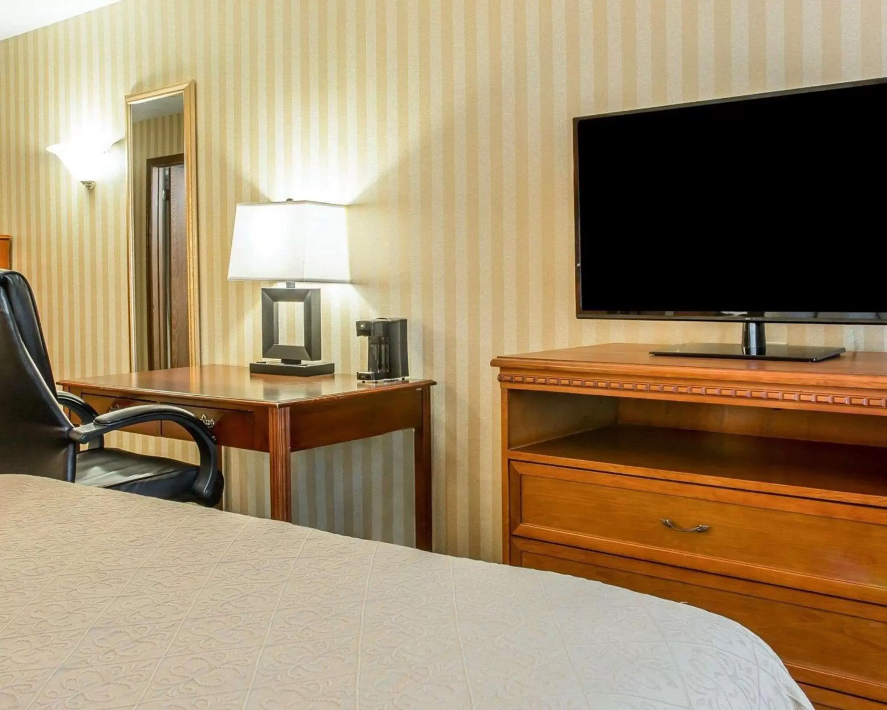 Photo of the whole room, TV/Entertainment Center in Quality Inn of Gaylord