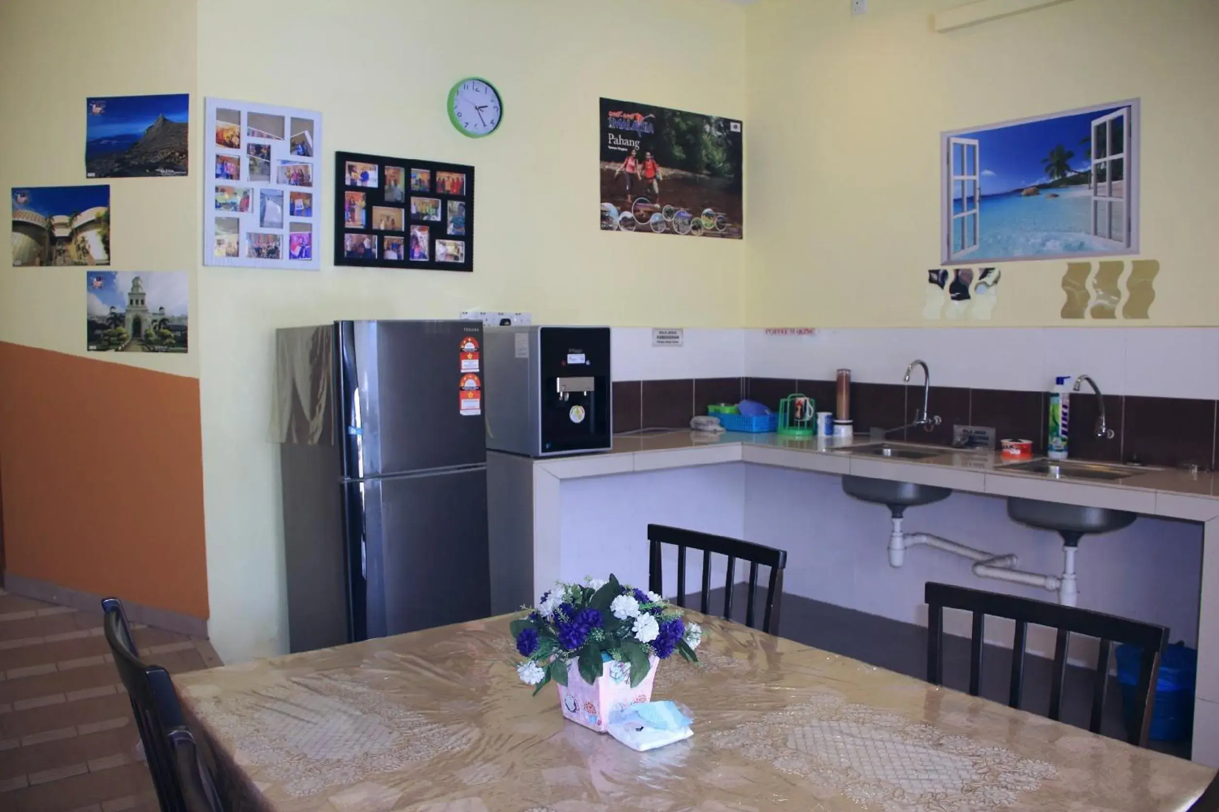 Restaurant/places to eat, Kitchen/Kitchenette in Sun Inns Rest House Kuantan