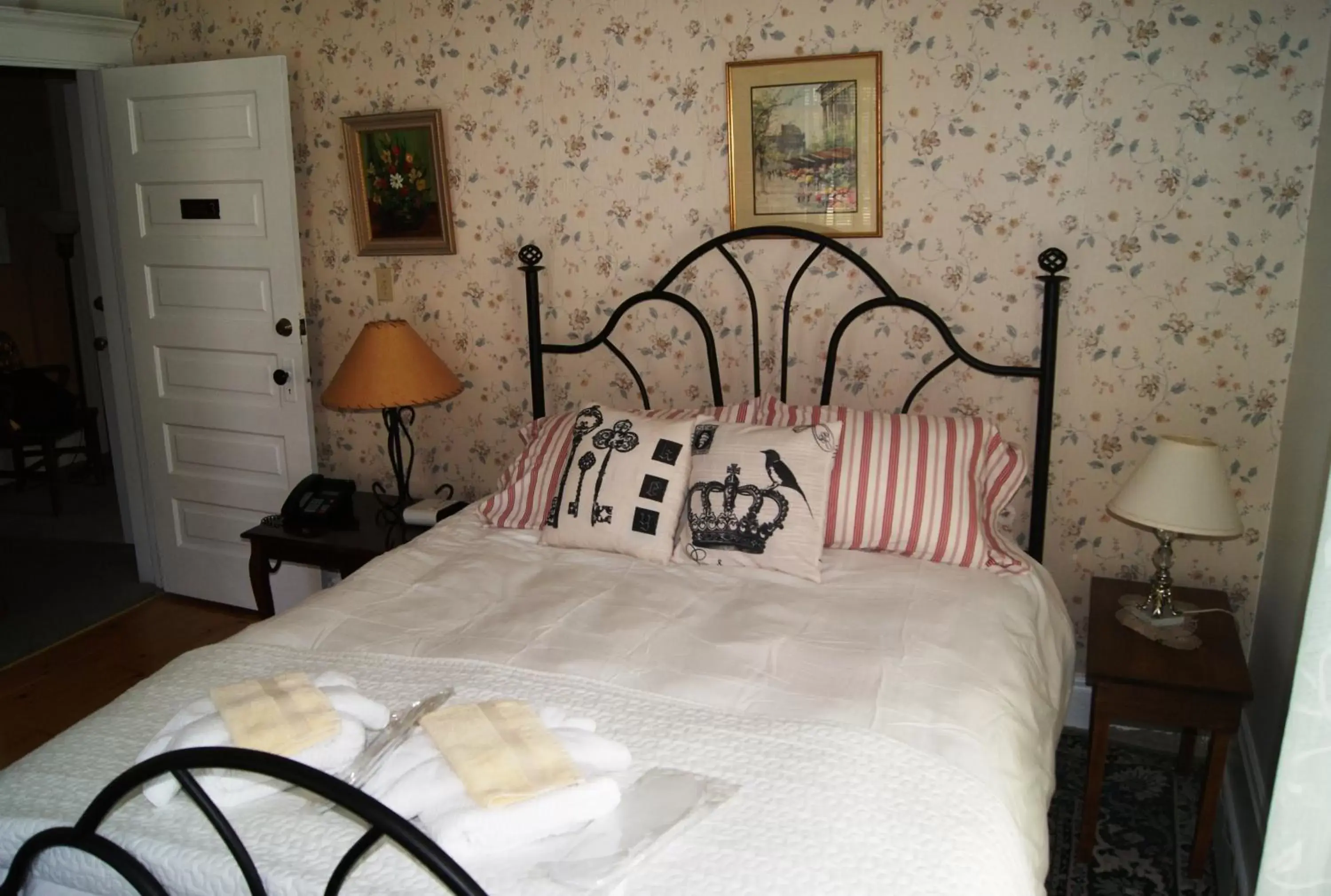 Bed in Ye Olde Walkerville Bed & Breakfast