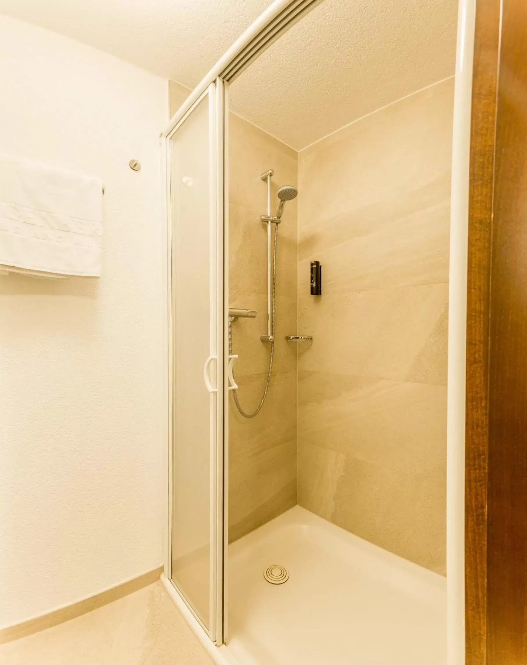 Shower, Bathroom in MAXX Hotel Jena