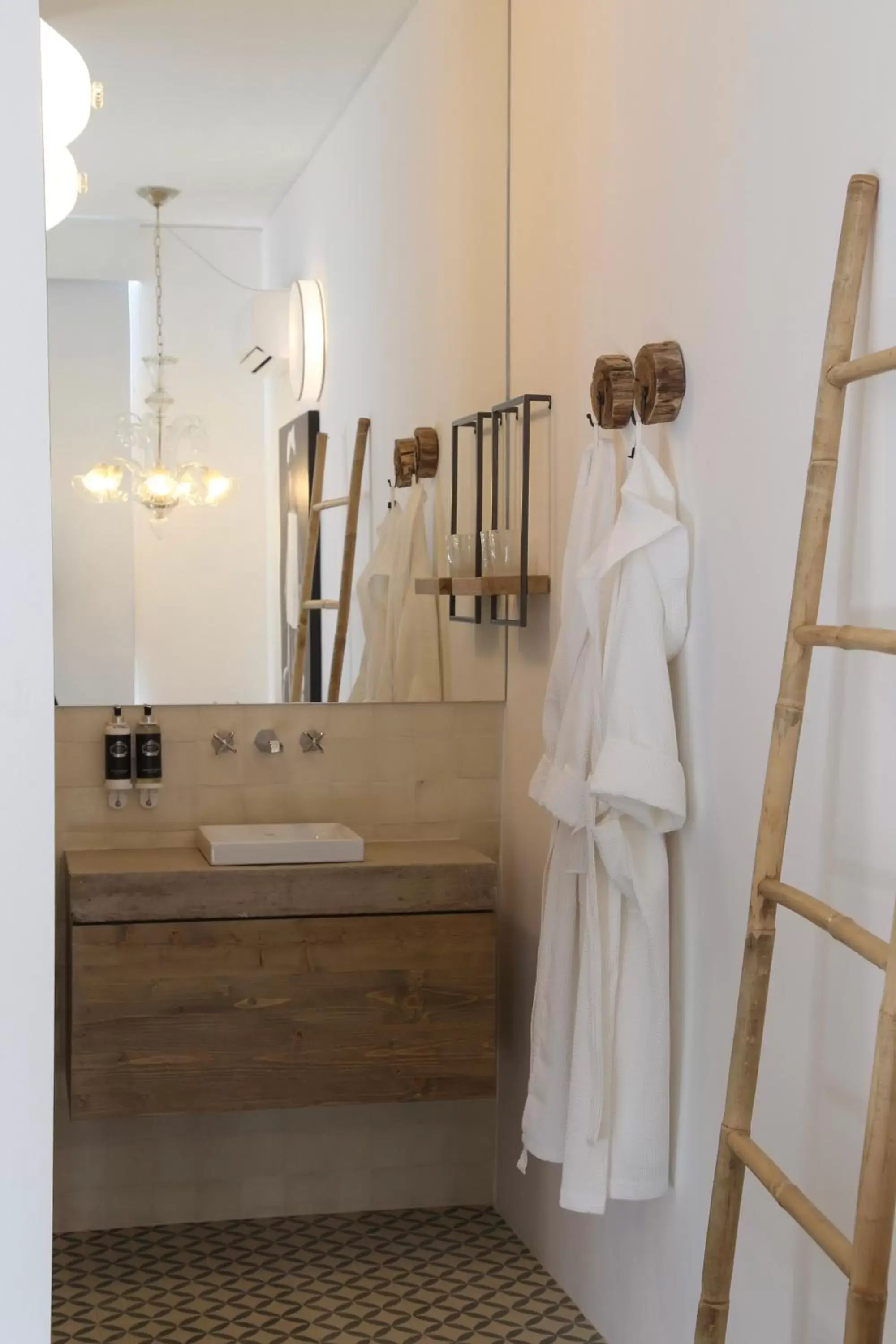 Shower, Bathroom in Colégio Charm House