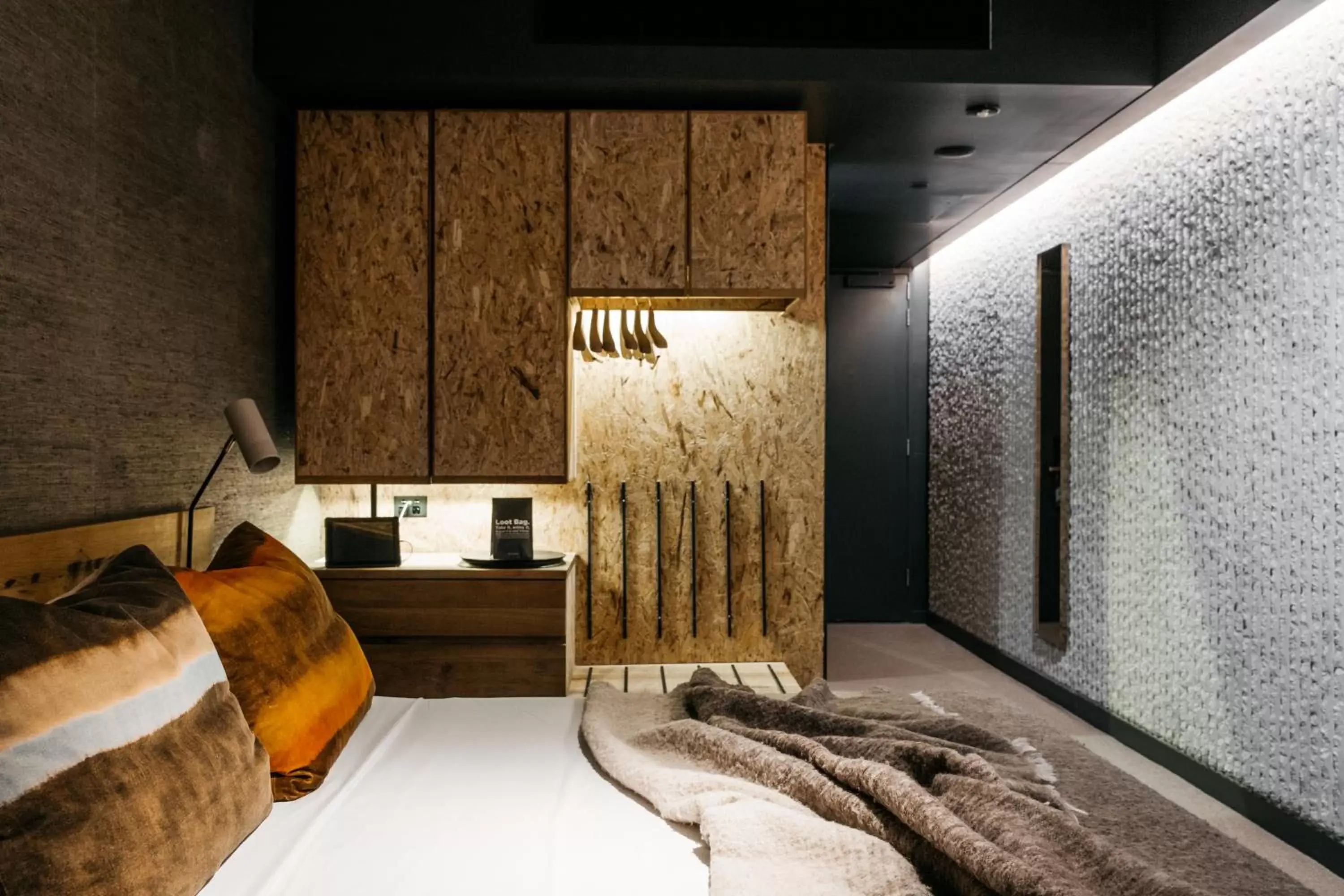 Bed in Ovolo Nishi