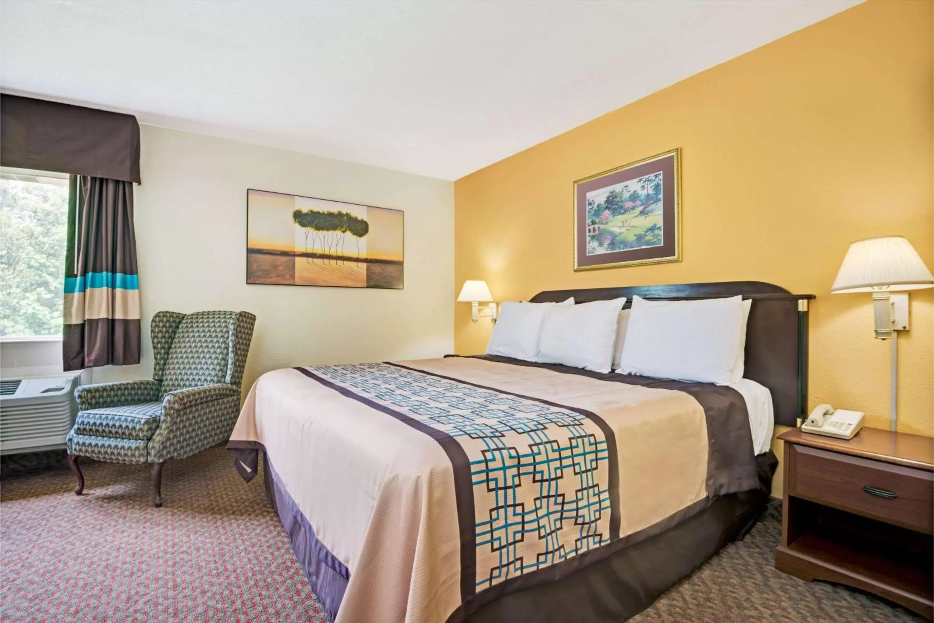 Photo of the whole room, Bed in Days Inn & Suites by Wyndham Siler City