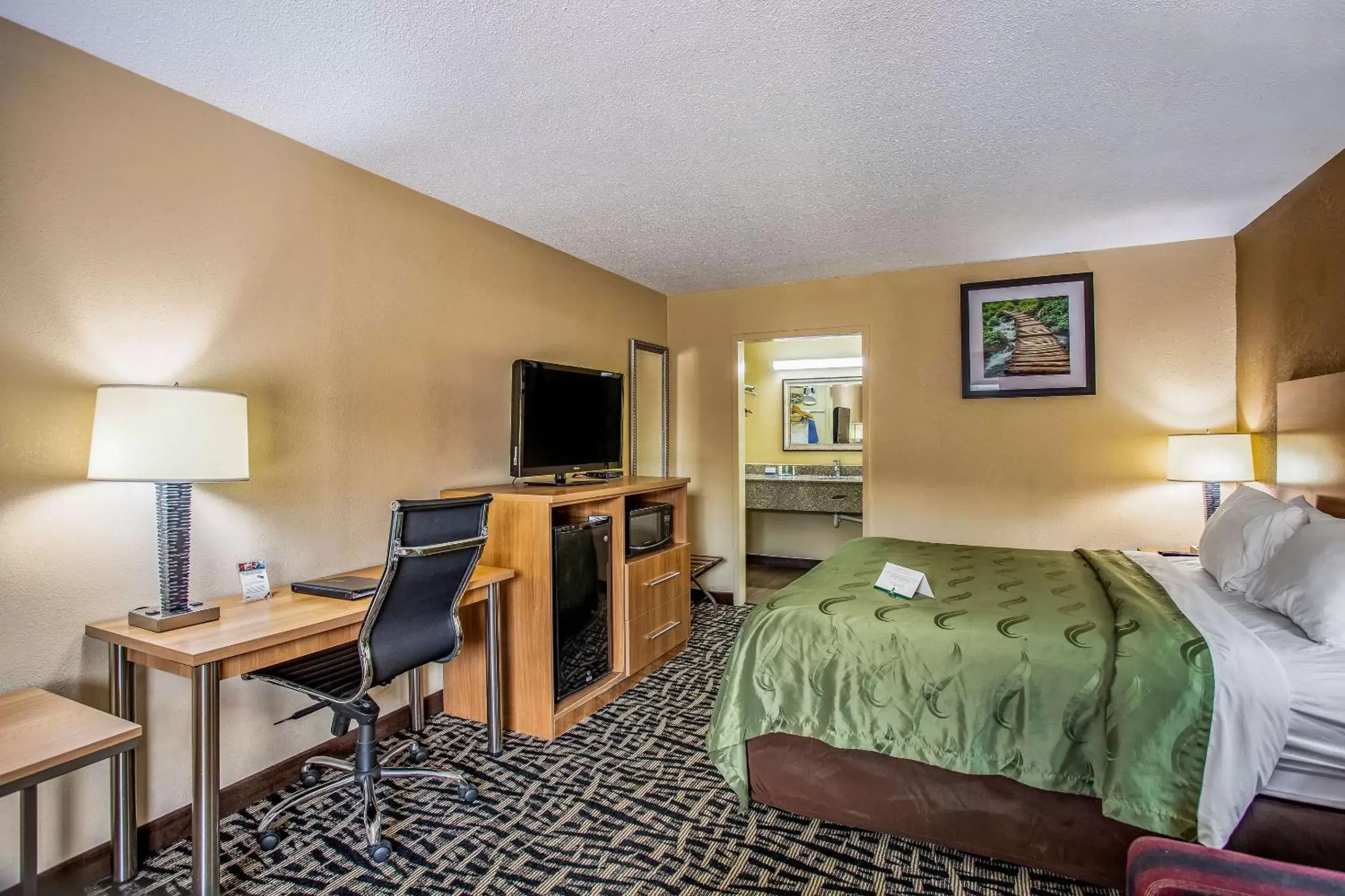 Photo of the whole room, TV/Entertainment Center in Quality Inn Bowling Green