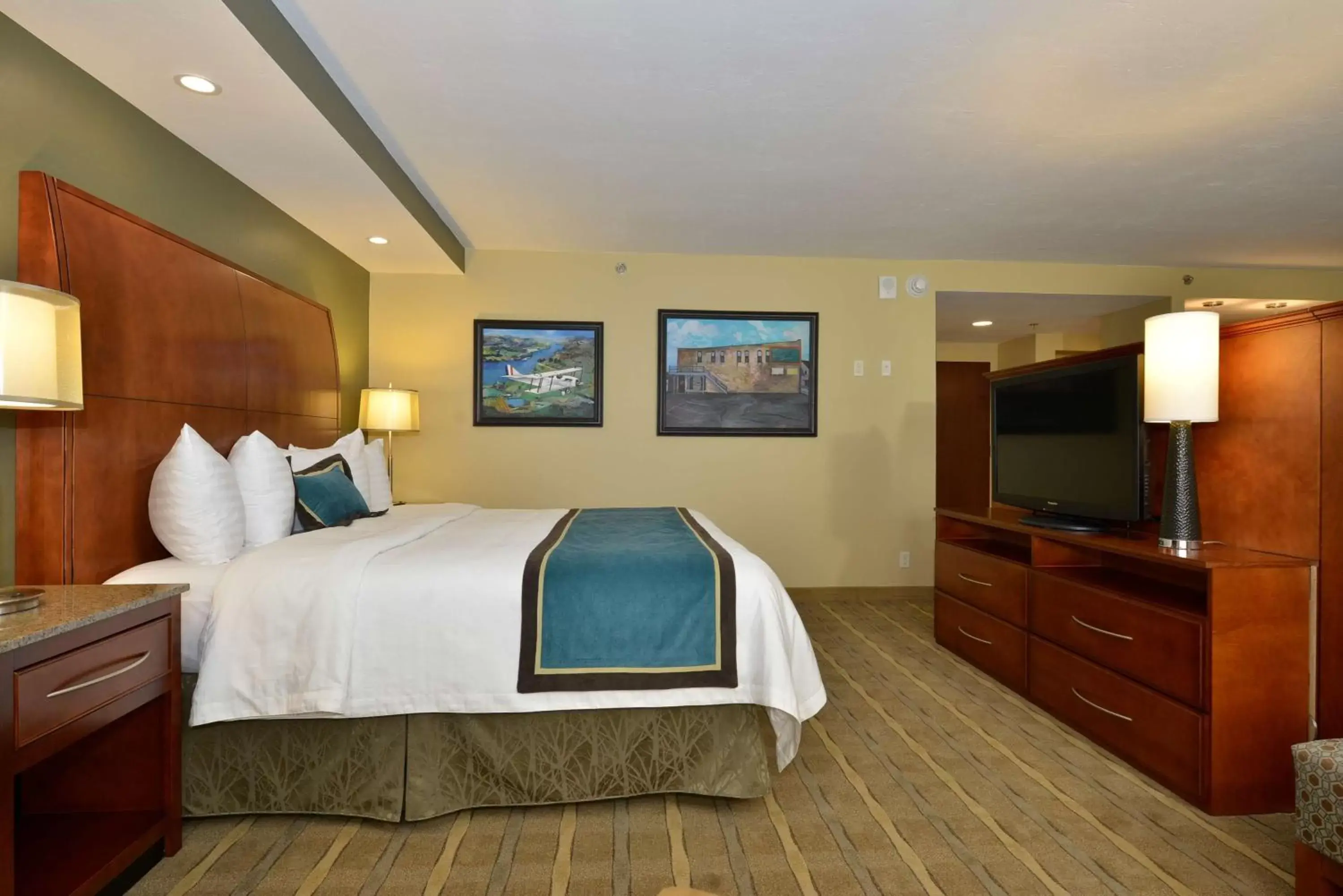 Bedroom, Bed in Best Western Premier Waterfront Hotel & Convention Center
