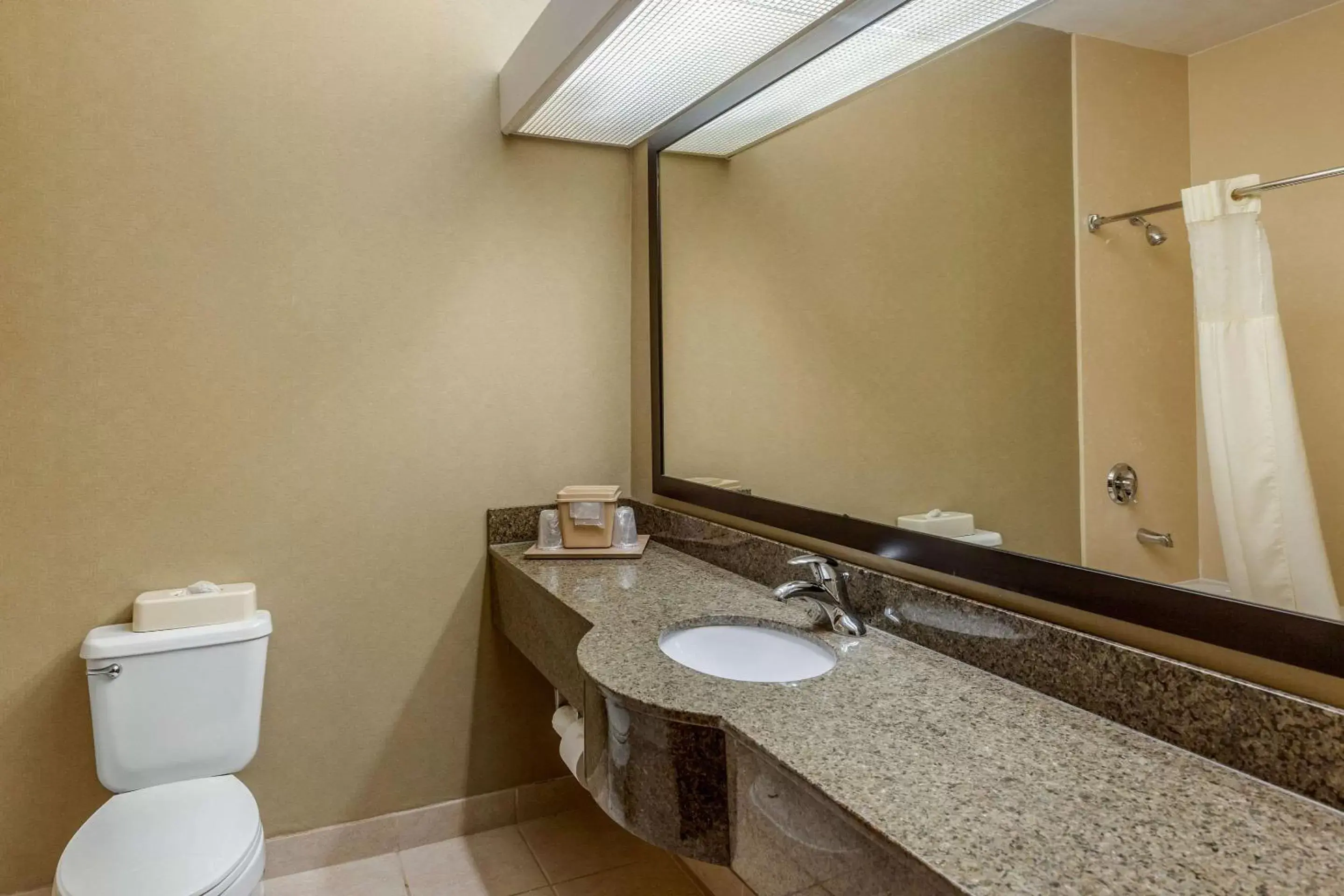 Photo of the whole room, Bathroom in Quality Suites Sherman