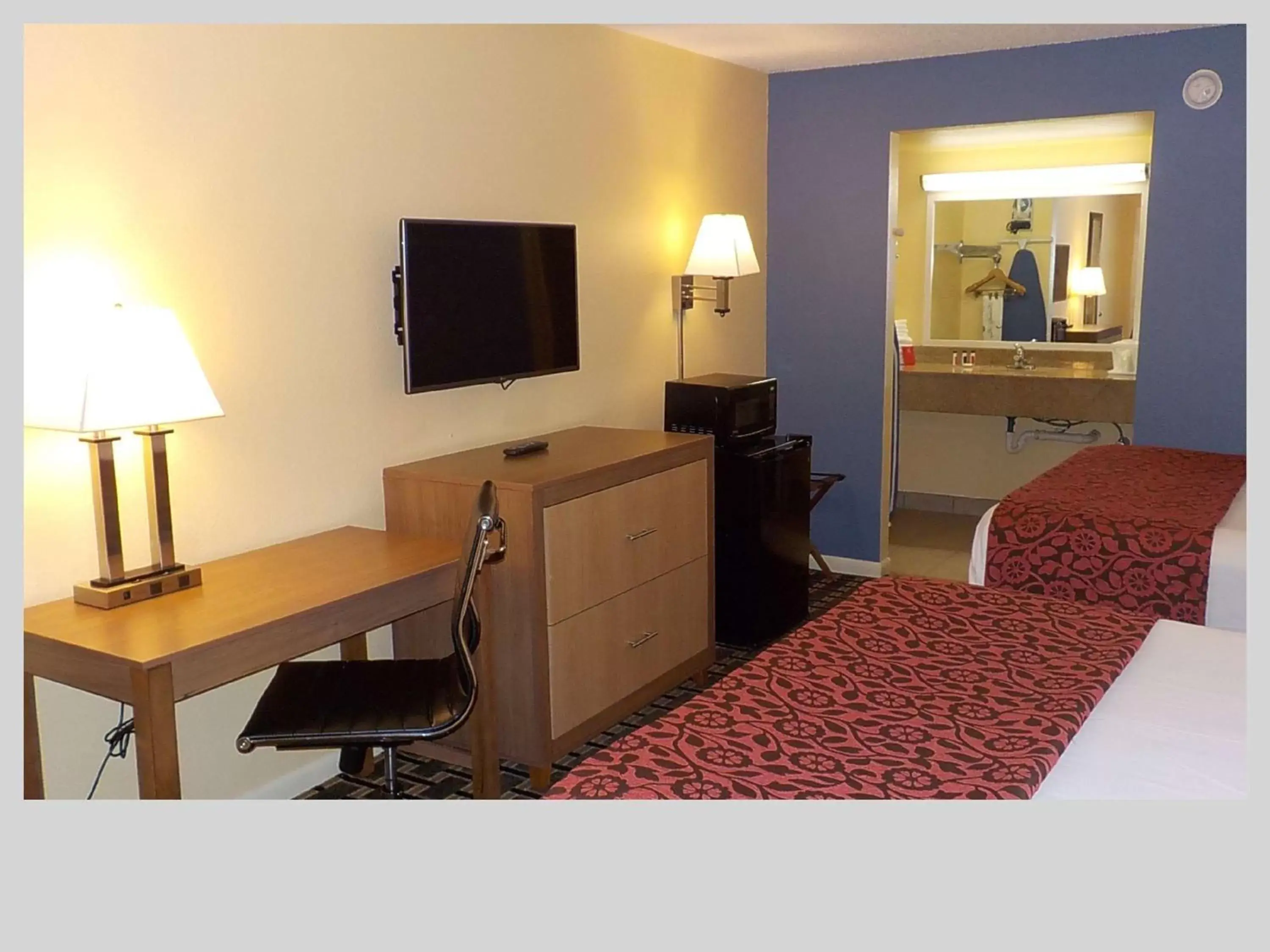 Photo of the whole room, TV/Entertainment Center in SureStay Hotel by Best Western Clermont Theme Park West